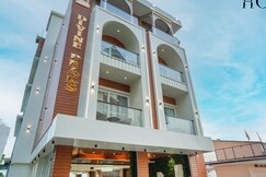 White Panda Hotels Divine Peak