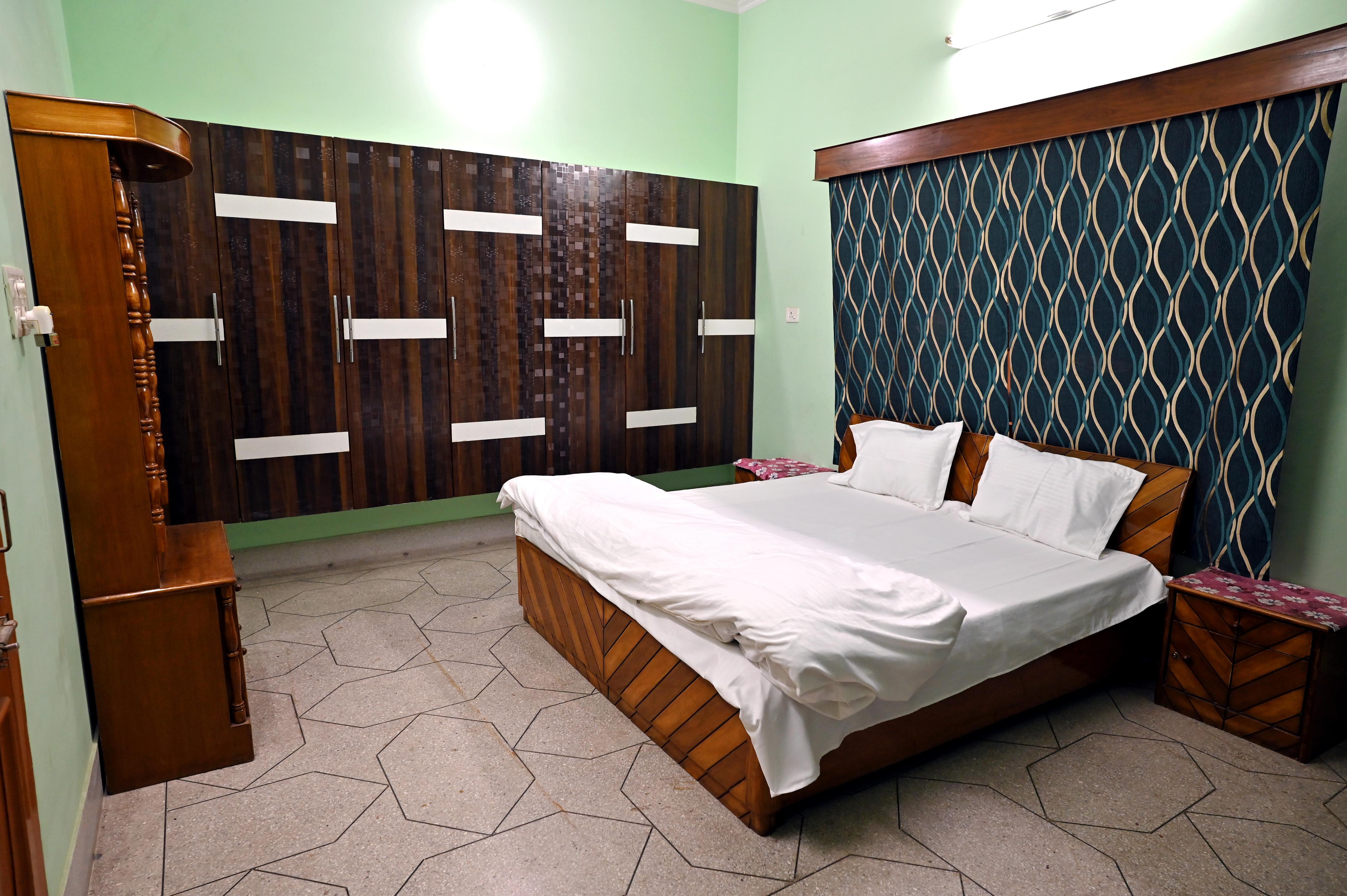 Shri Shyam Guest House - Tap to explore photos