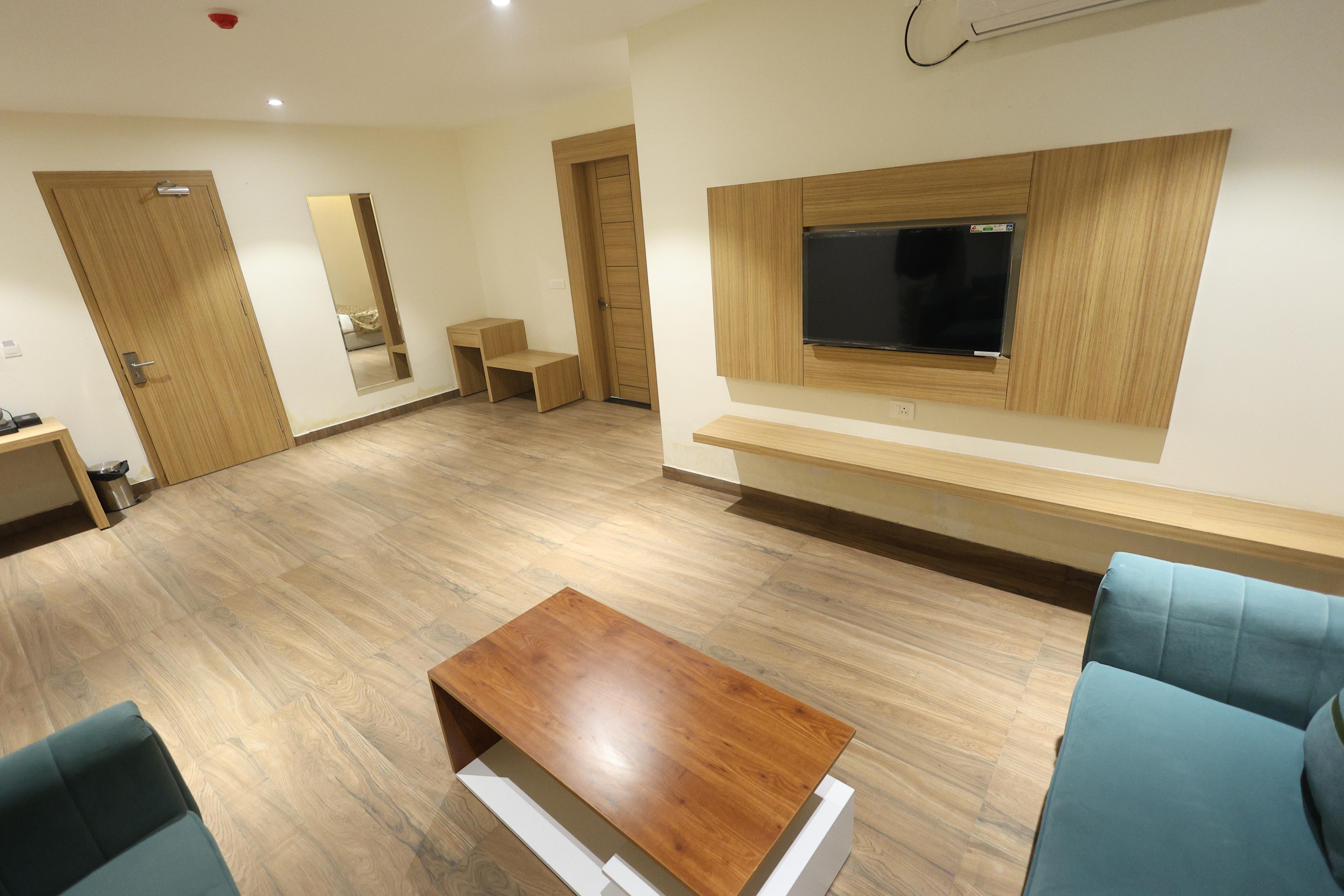 Solitaire Resort Gonda Room Type - Suit Room