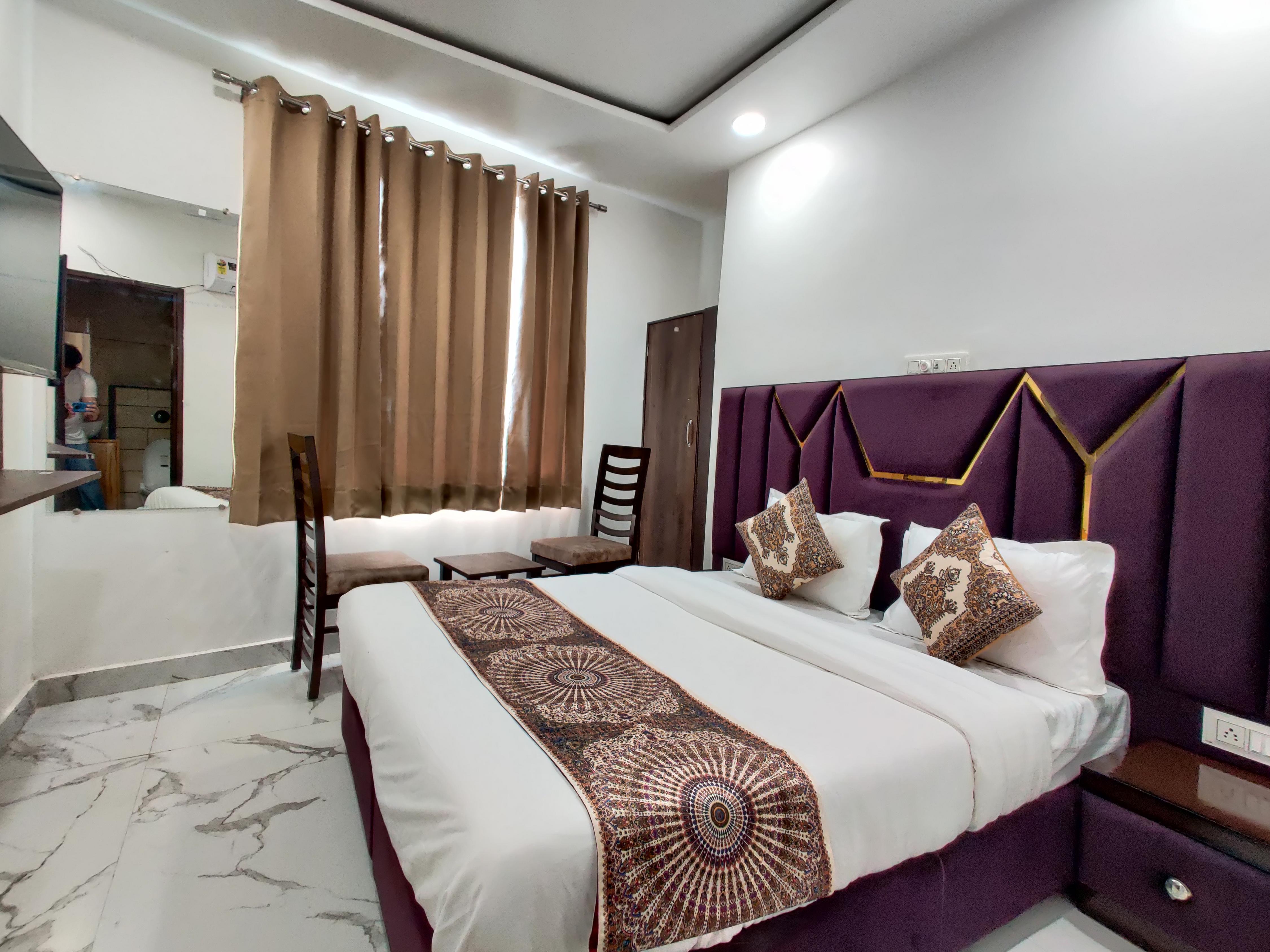 HOTEL PRIMROSE - Tap to explore photos