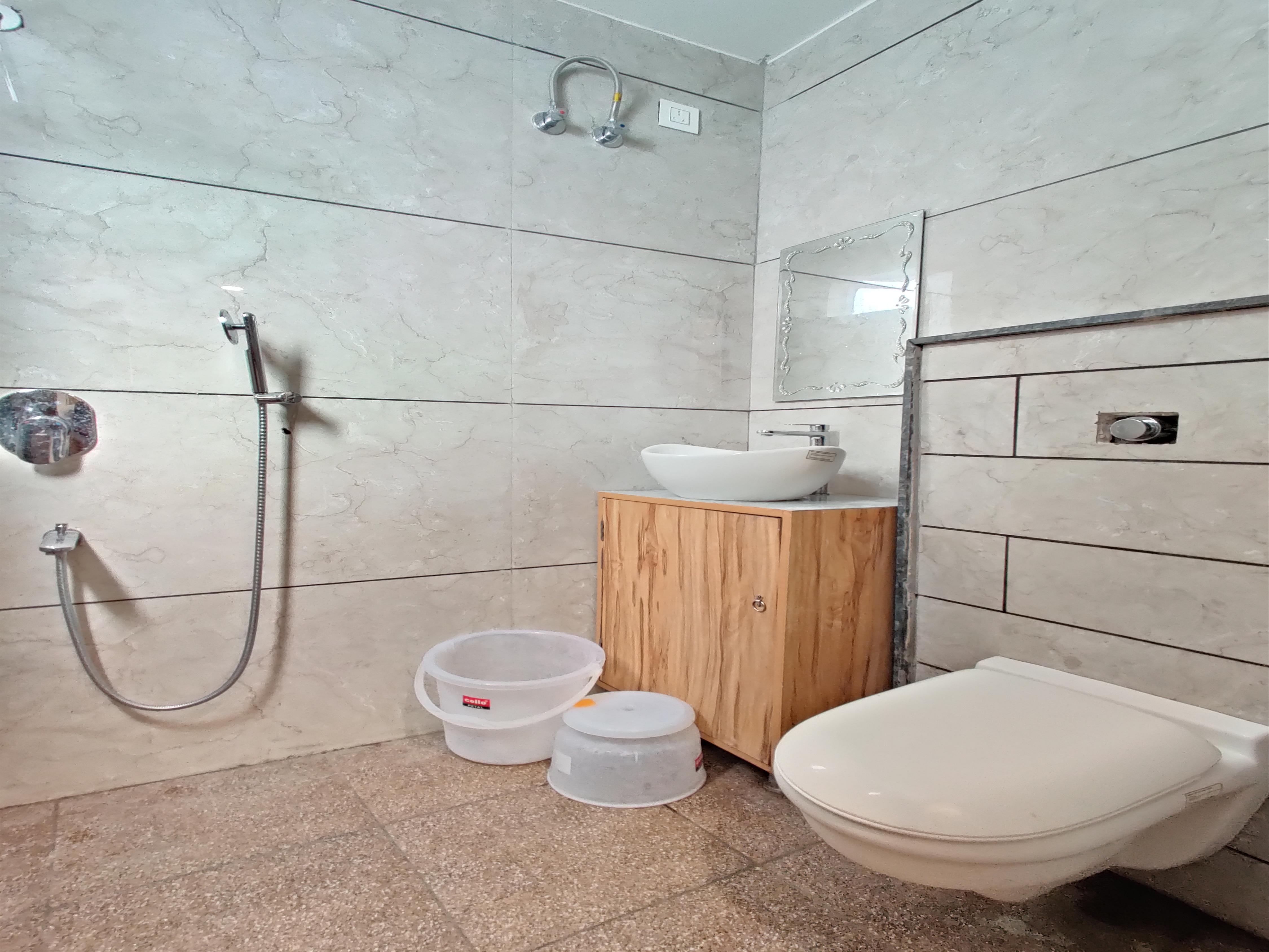 HOTEL PRIMROSE - Tap to explore photos