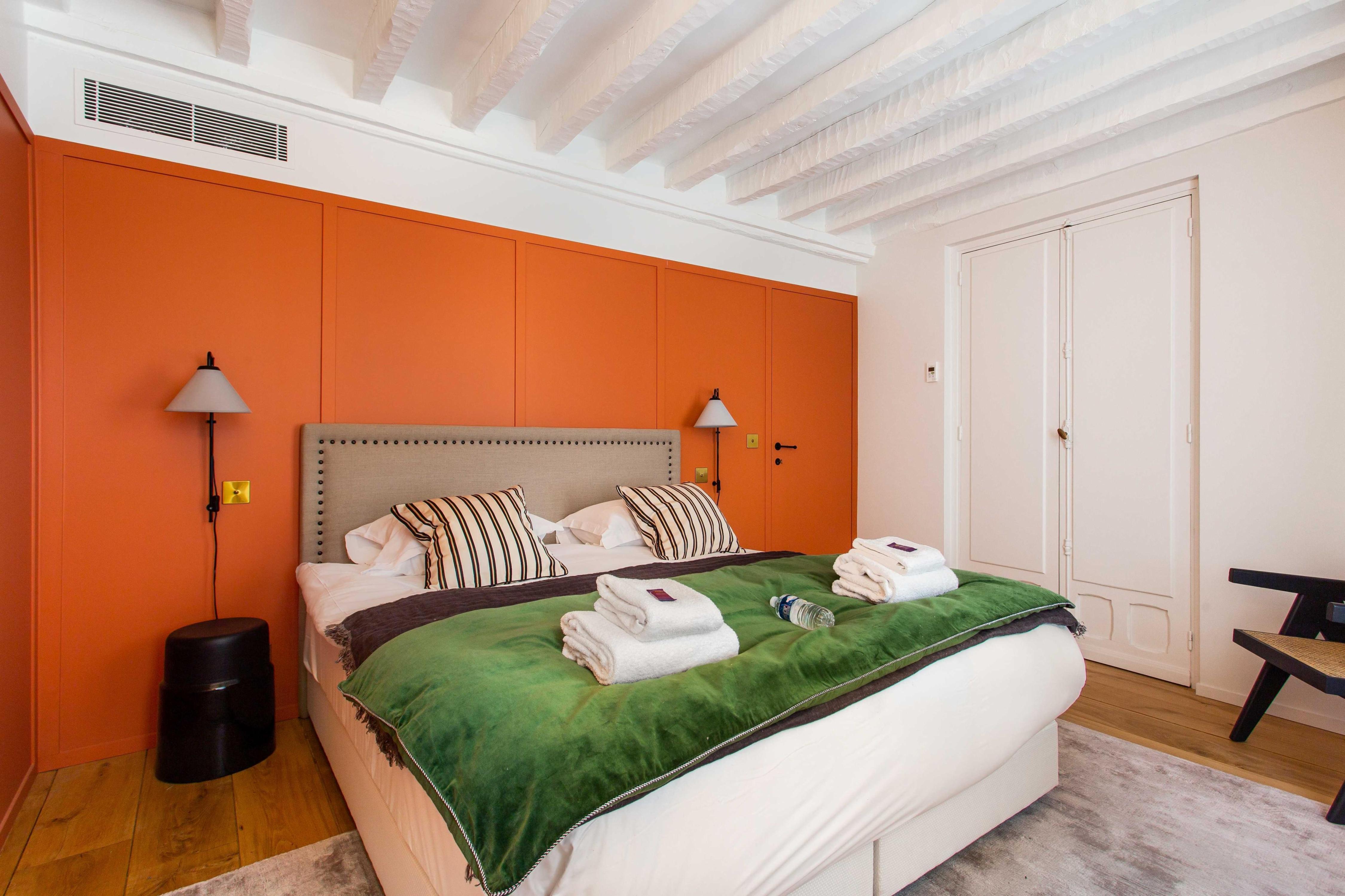 Cozy Apartment -2BR/6P- Notre-Dame Cathedral - Tap to explore photos
