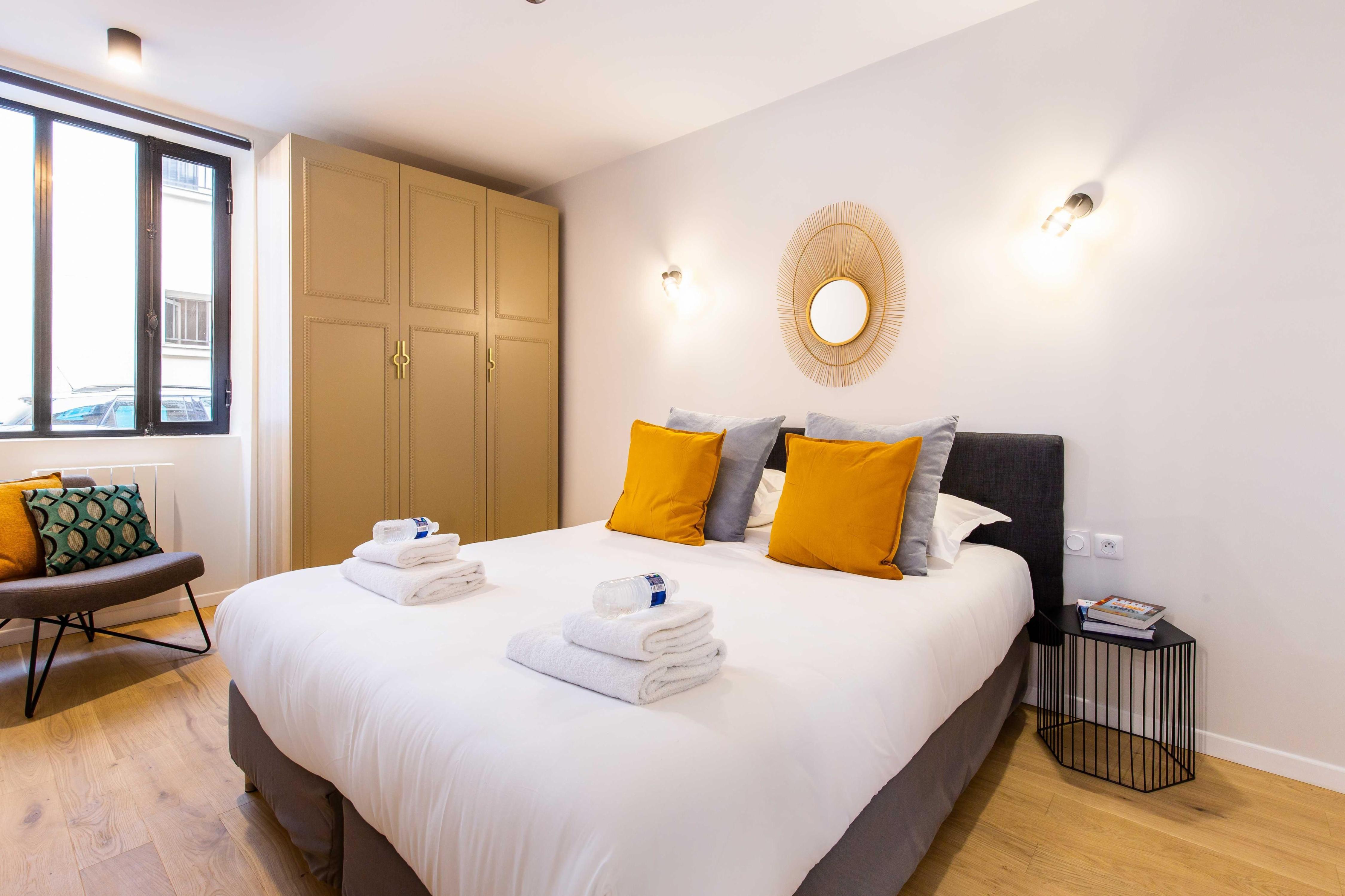 Charming apartment - 2BR/6P - Grands Boulevards - Tap to explore photos