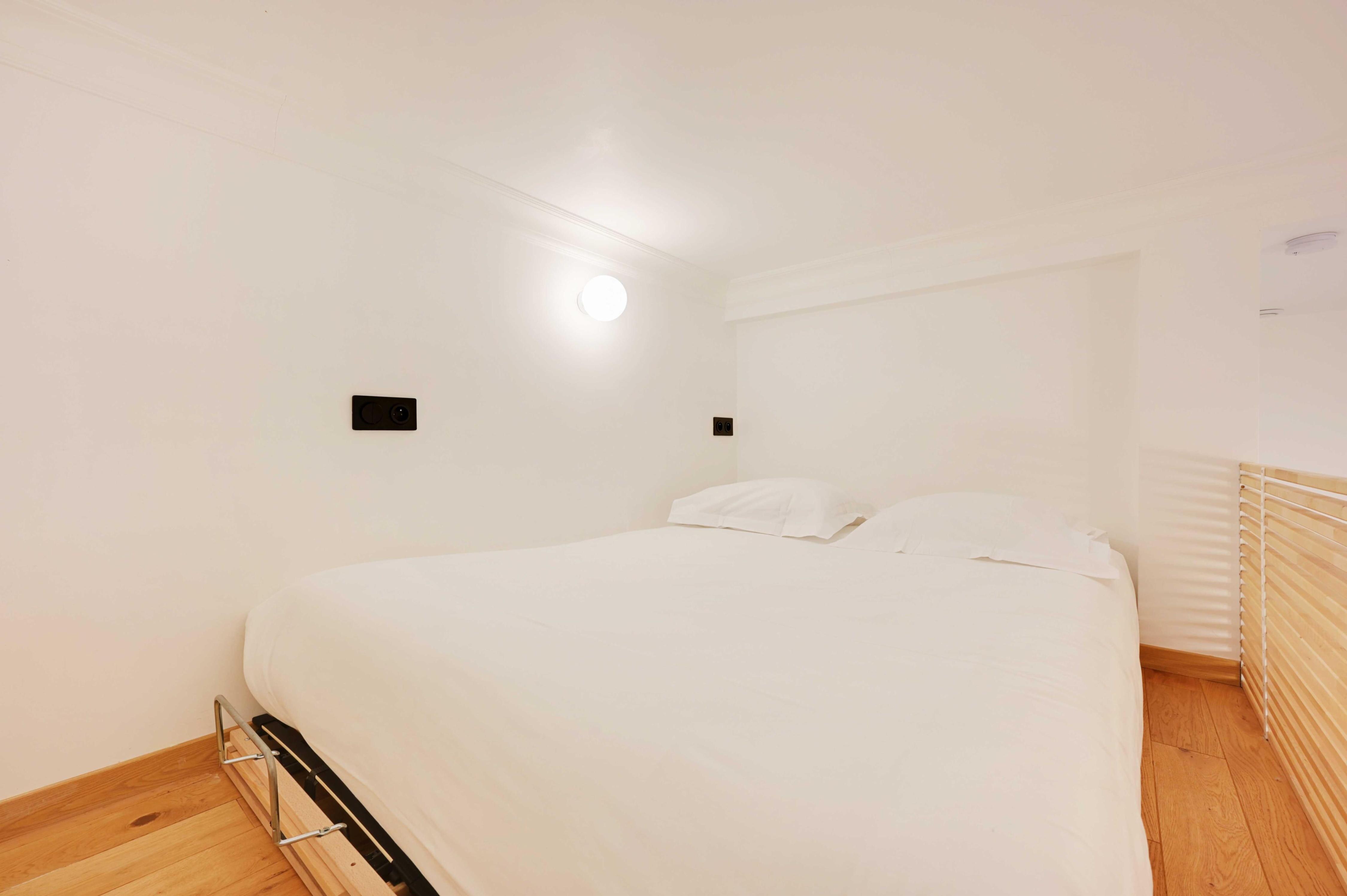 Beautiful Apt -1BR/4P- Tour Eiffel / Invalides - Tap to explore photos