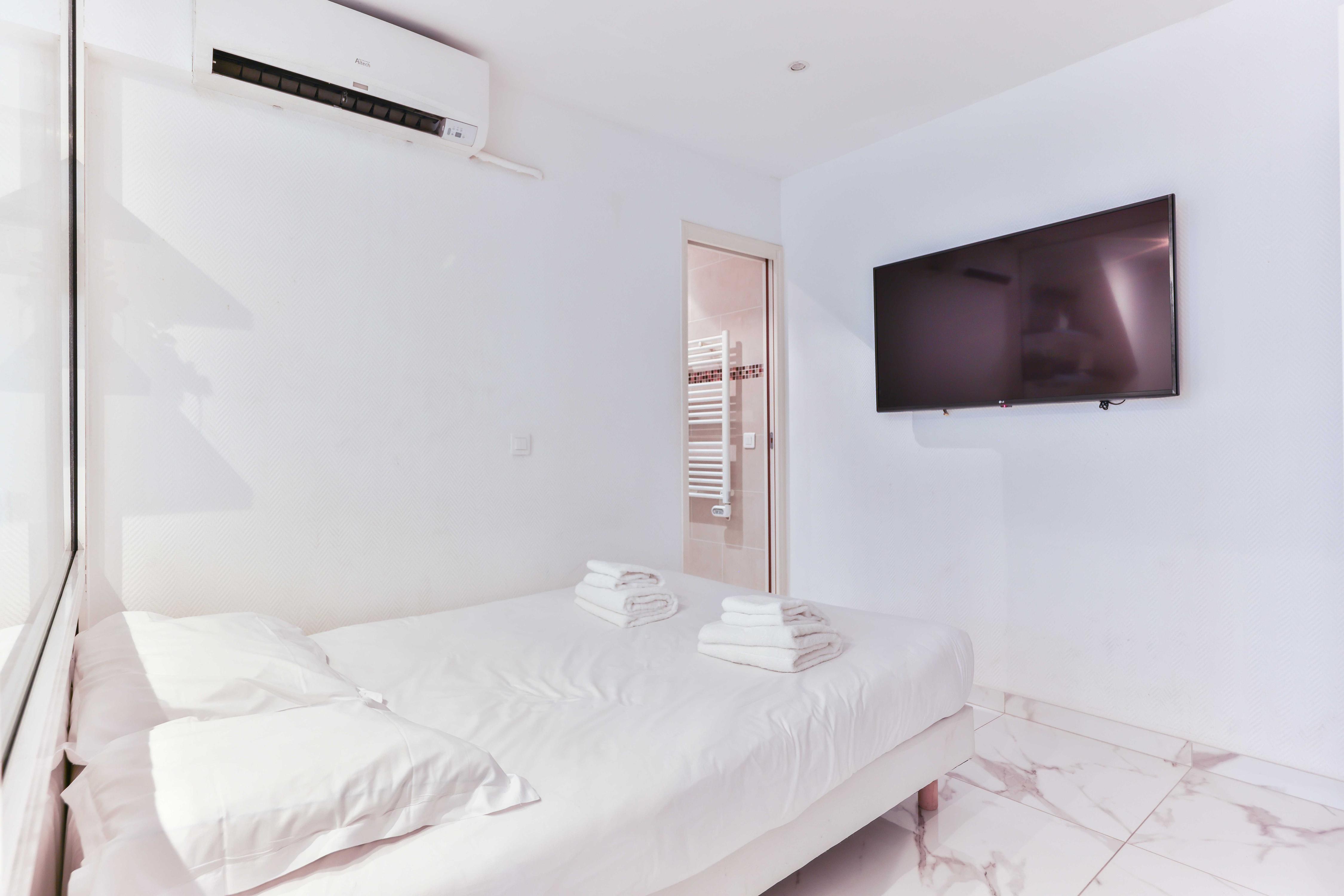 Charming 1BR/4P - Eiffel Tower / Trocadero - Tap to explore photos