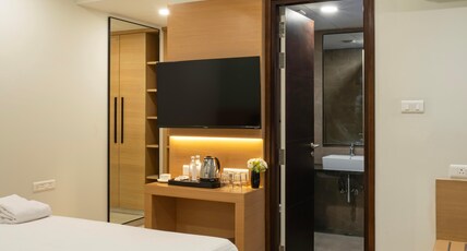 Hotel Orchids Suites kokapet Room Type - Deluxe Room with Balcony