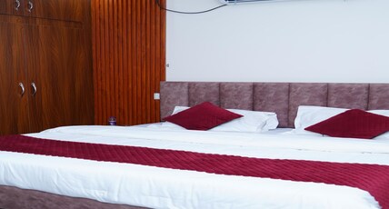 Urban Oak Homestay Room Type - Deluxe non ac