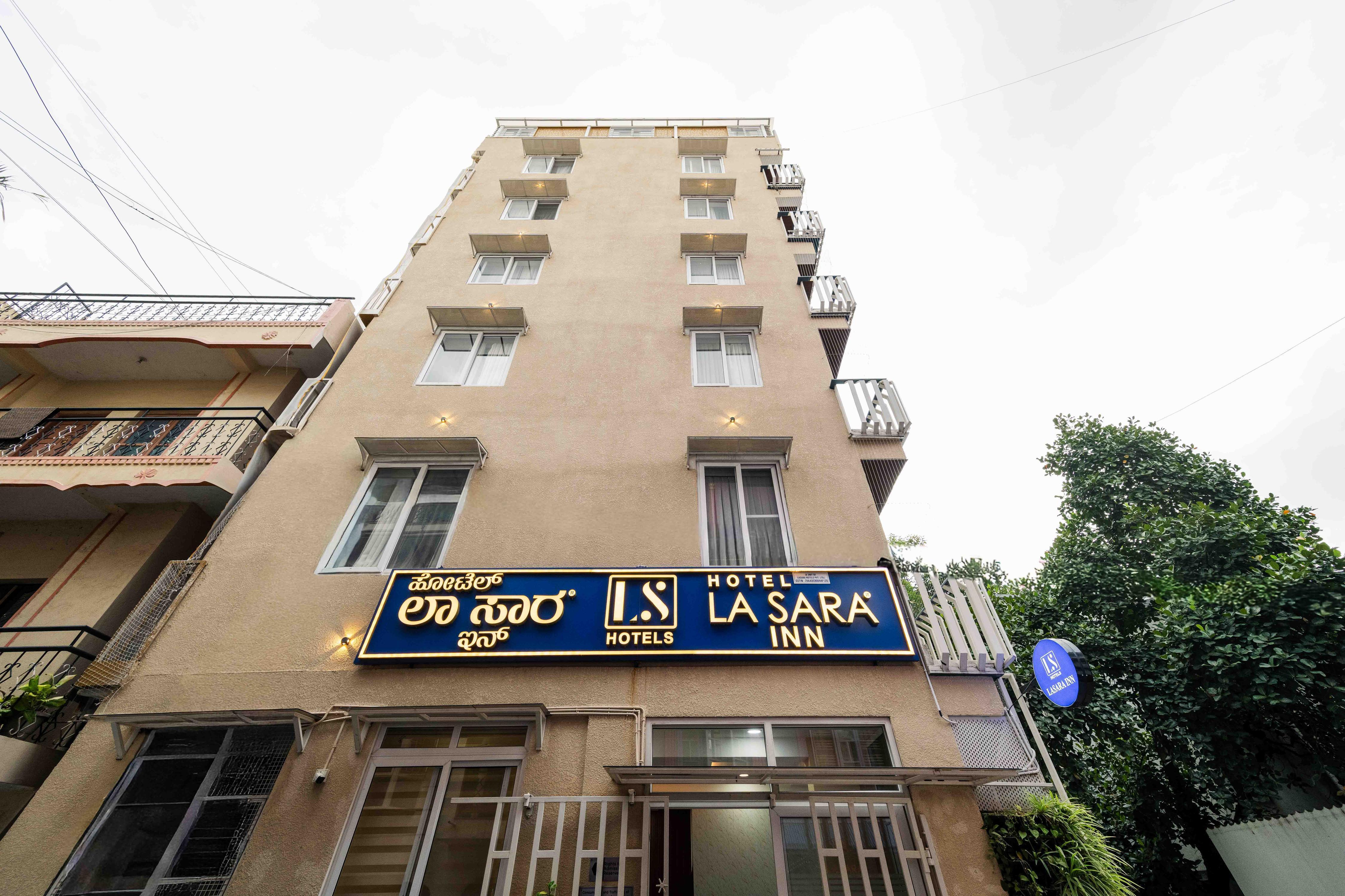 La Sara Inn - Tap to explore photos