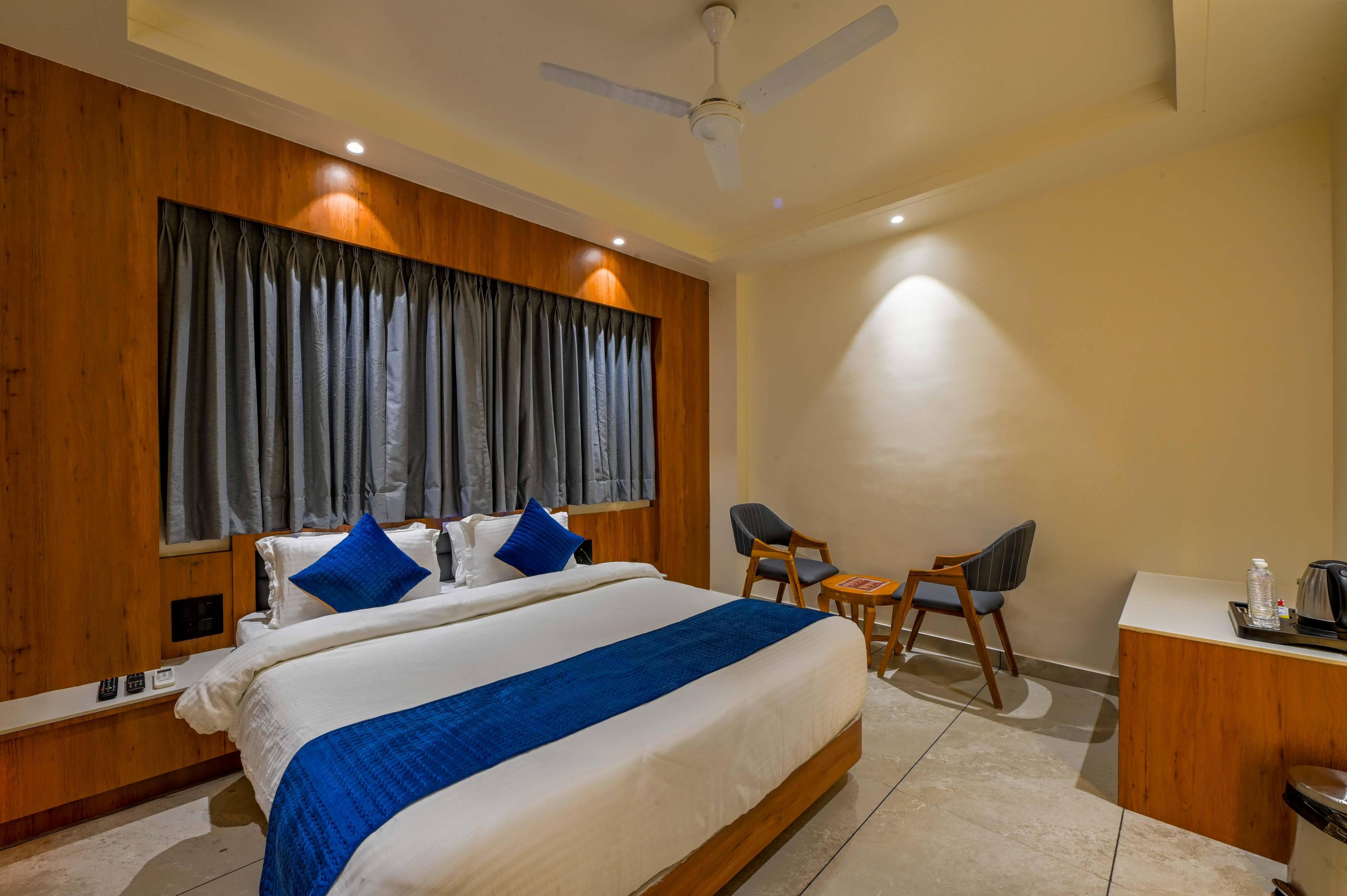 Hotel Shree Radhe Room Type - DELUXE DOUBLE BEDROOM