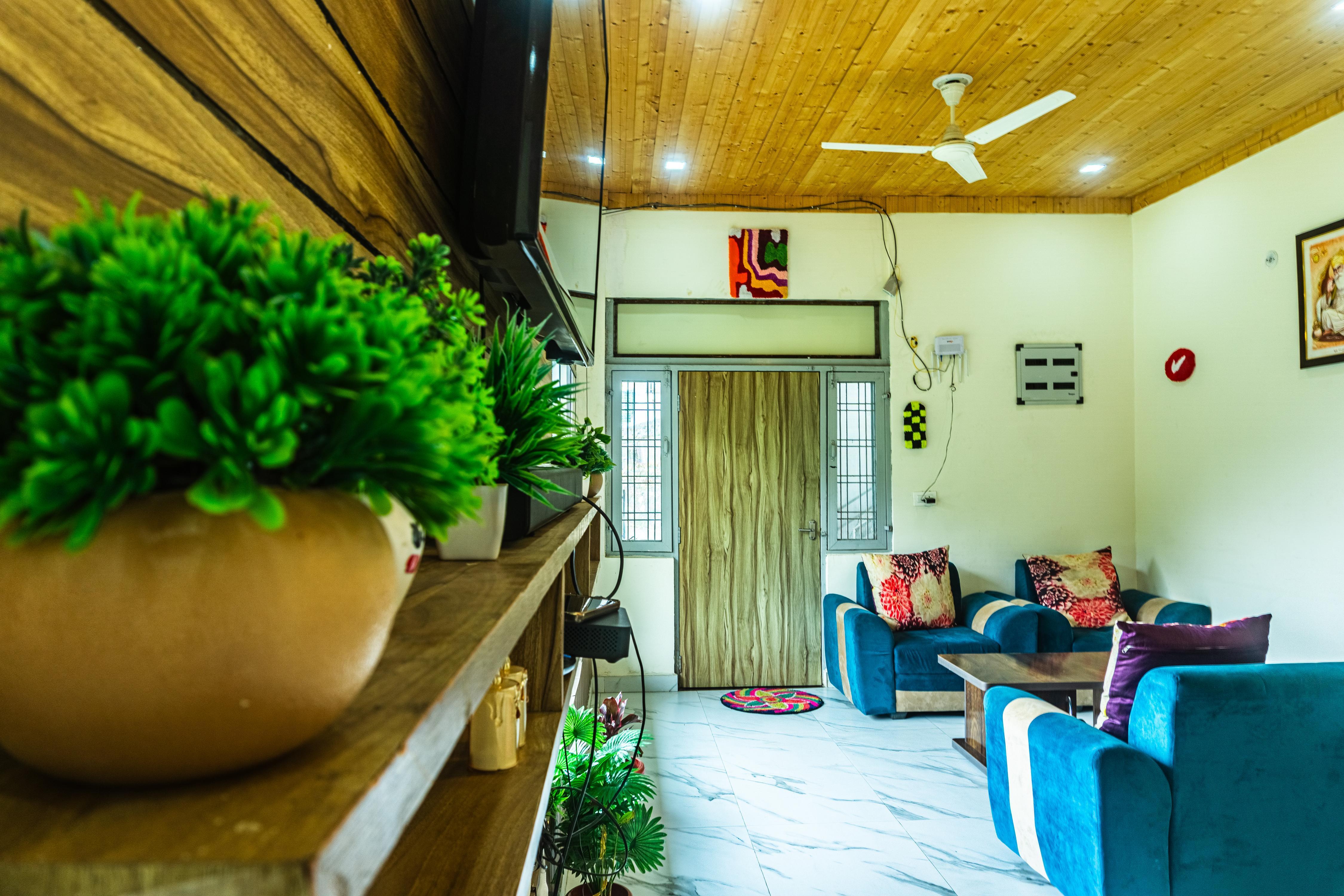 Raha Cottages |3BR| in Mussoorie by Homeyhuts - Tap to explore photos