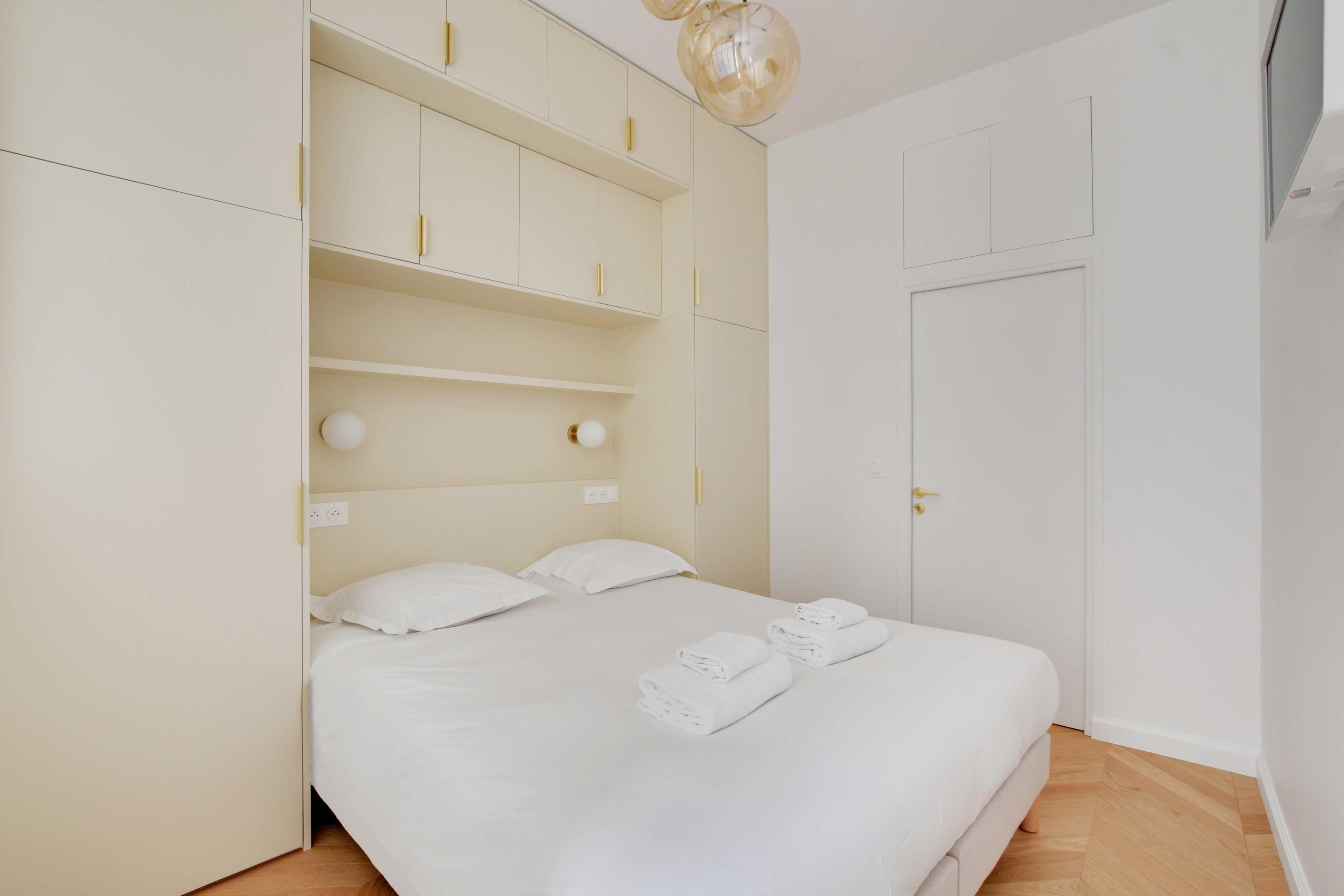 Spacious Cosy Apartment -2BR/8P- Pl. de la Nation - Tap to explore photos