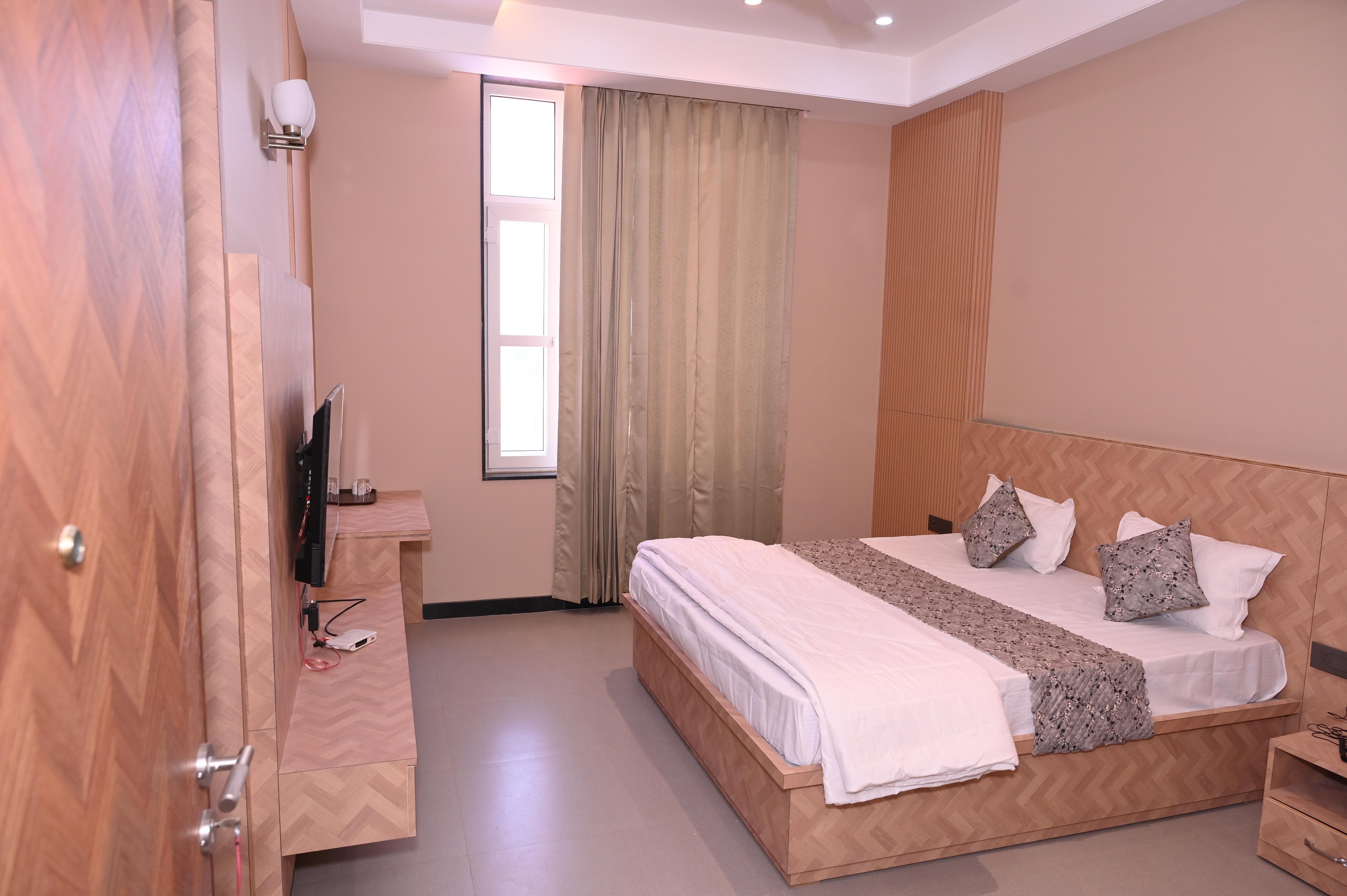 Old SS Hotel Room Type - EXECUTIVE DELUXE ROOM ,SUIT ROOM