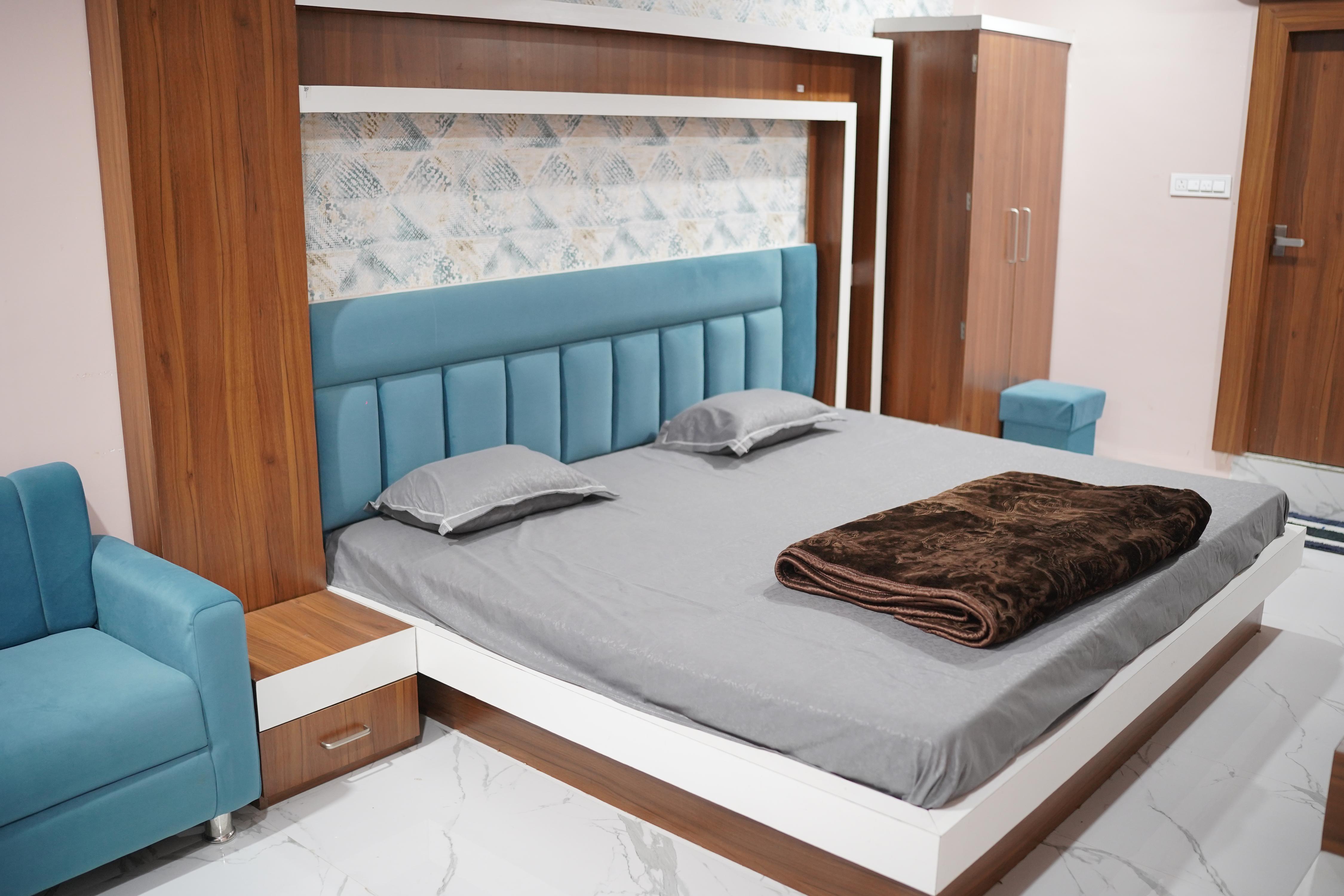 Hotel Shree Radhe Krishna Room Type - Deluxe Suite