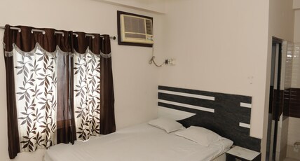 Deep Guest House Khidirpur Room Type - Double Bed AC