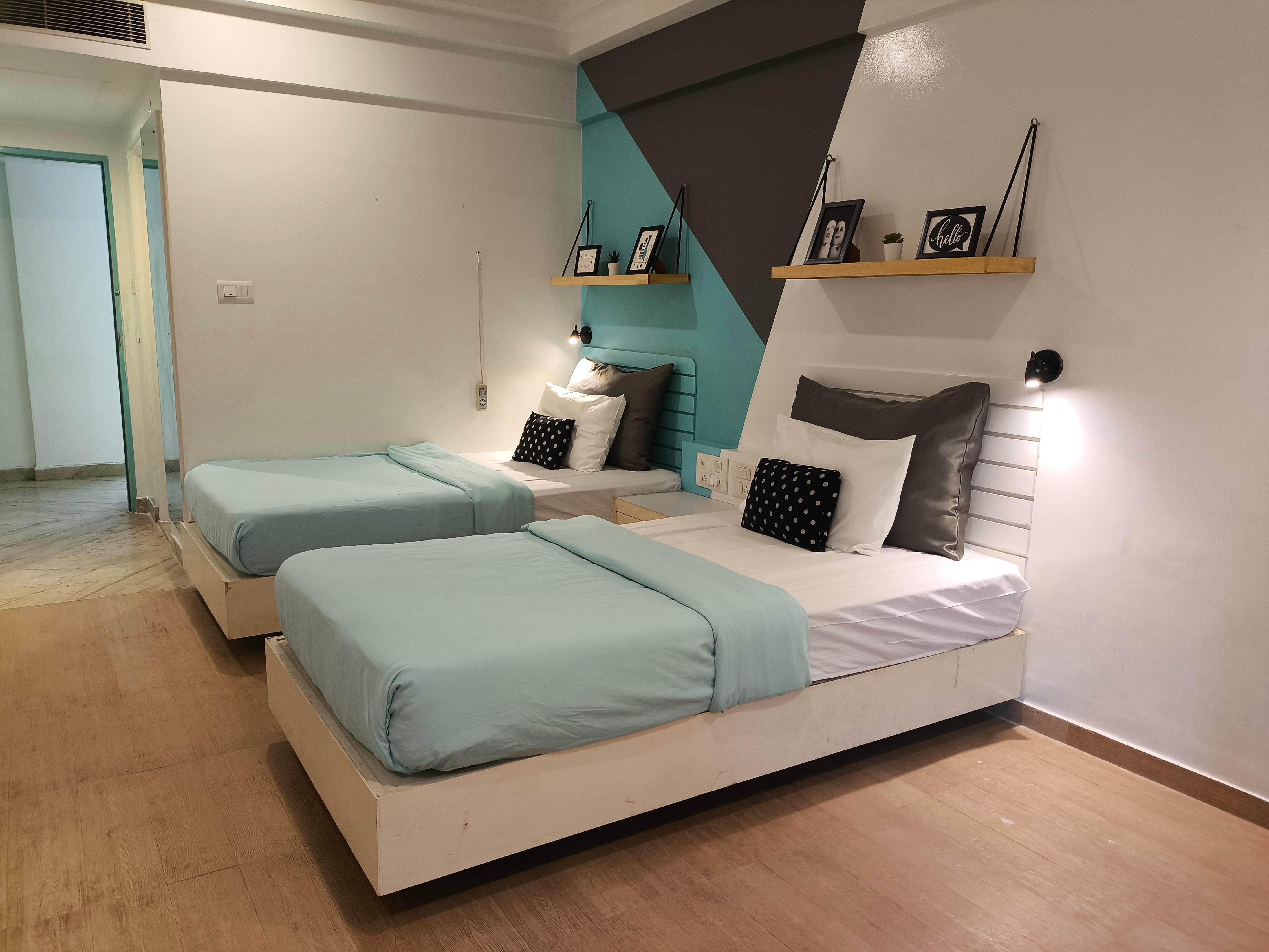 FF21-LIT - Tap to explore photos