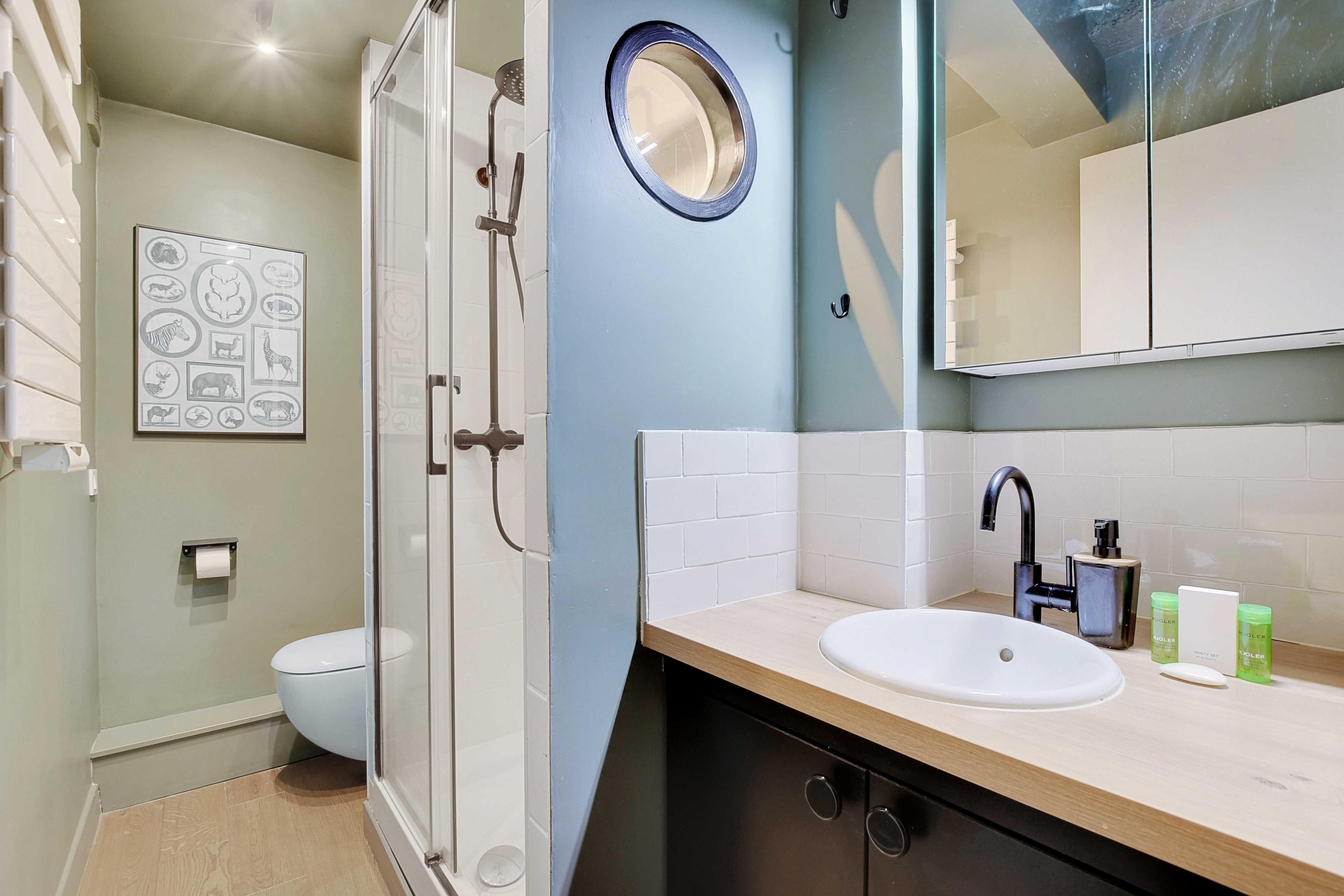 Chic apartment -1BR/4P- Haut Marais / Republique - Tap to explore photos
