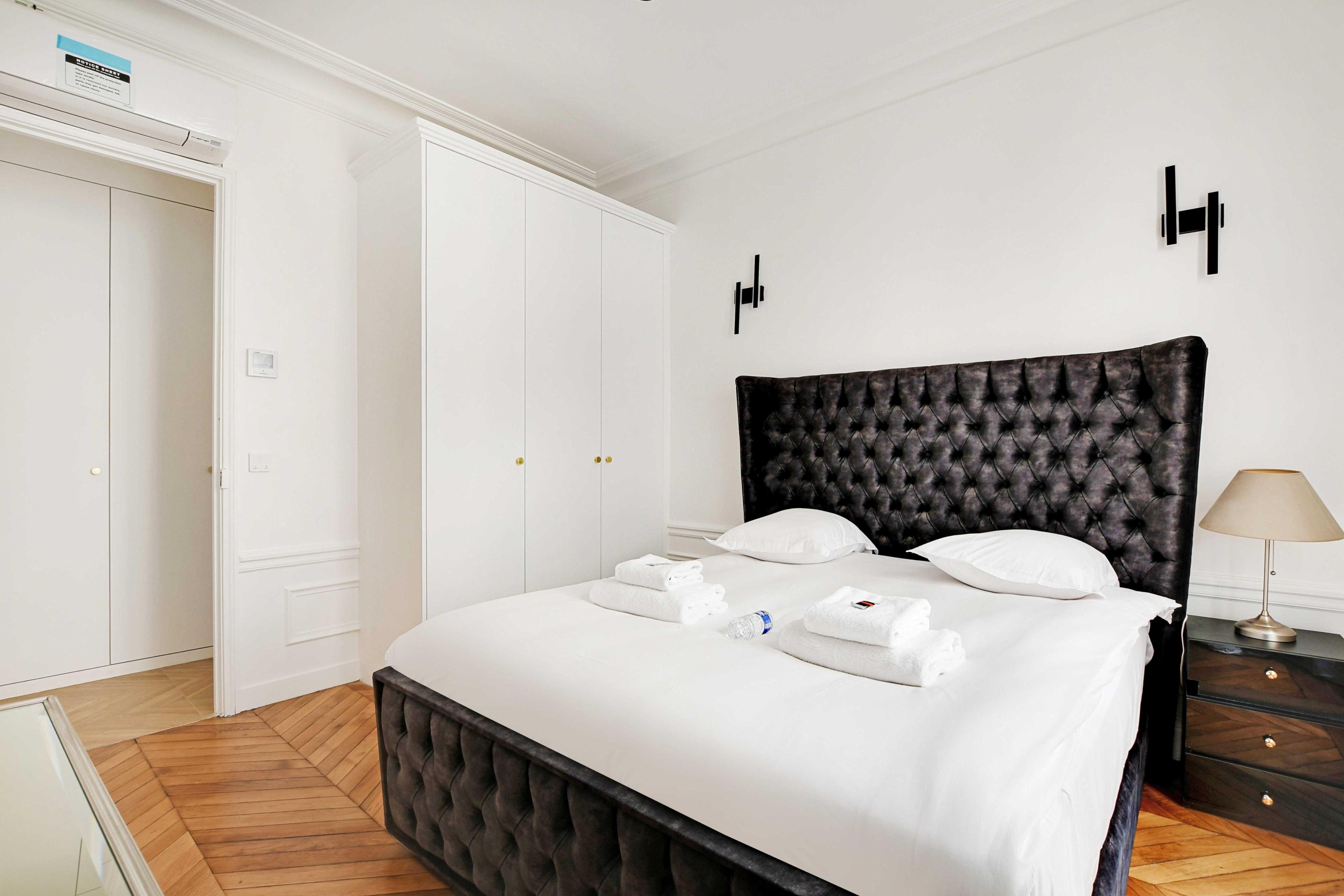 Superb apartment - 3BD/8P - Arc de Triomphe - Tap to explore photos