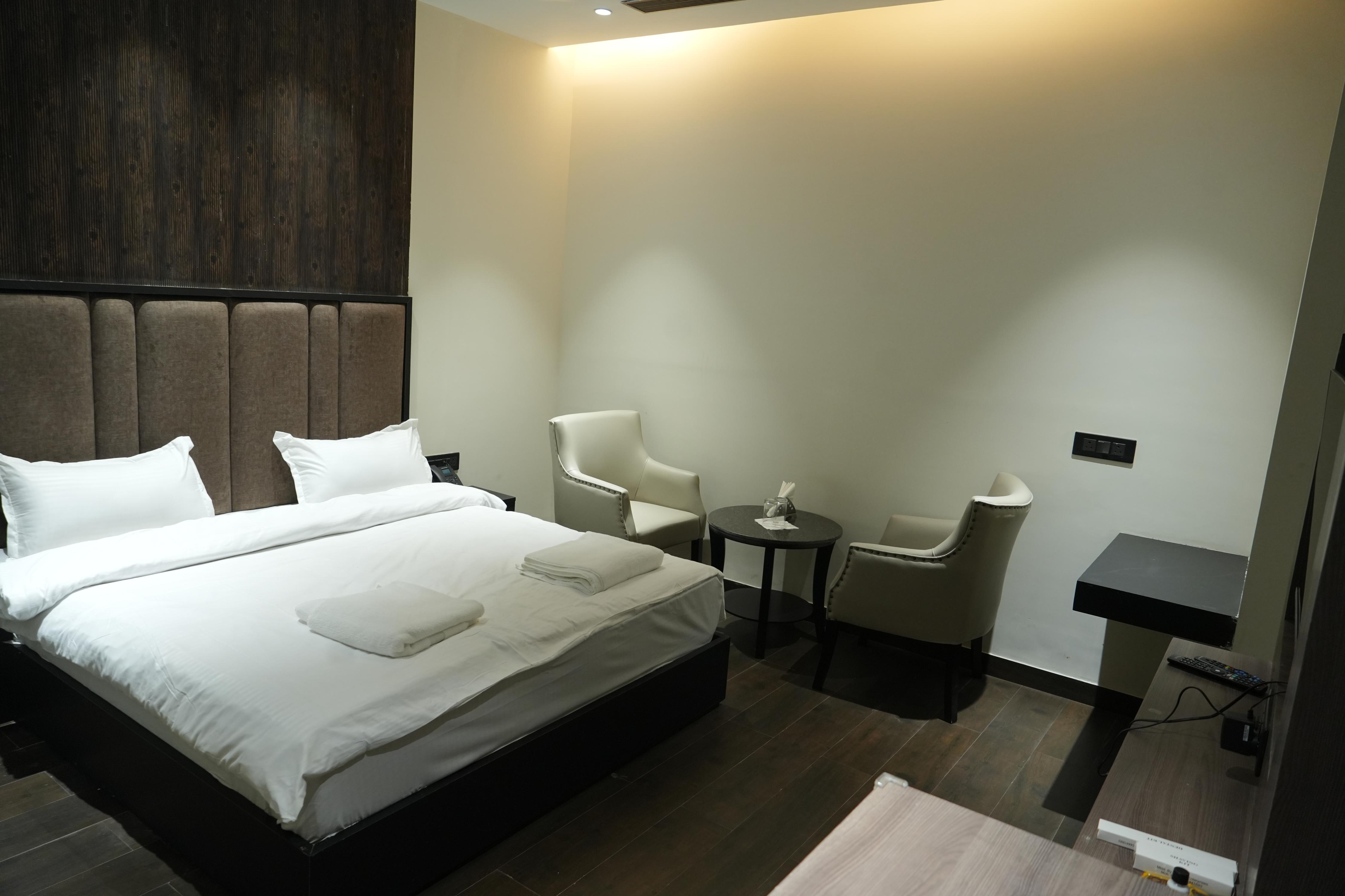 Hotel The Royalista Room Type - DELUXE ROOM