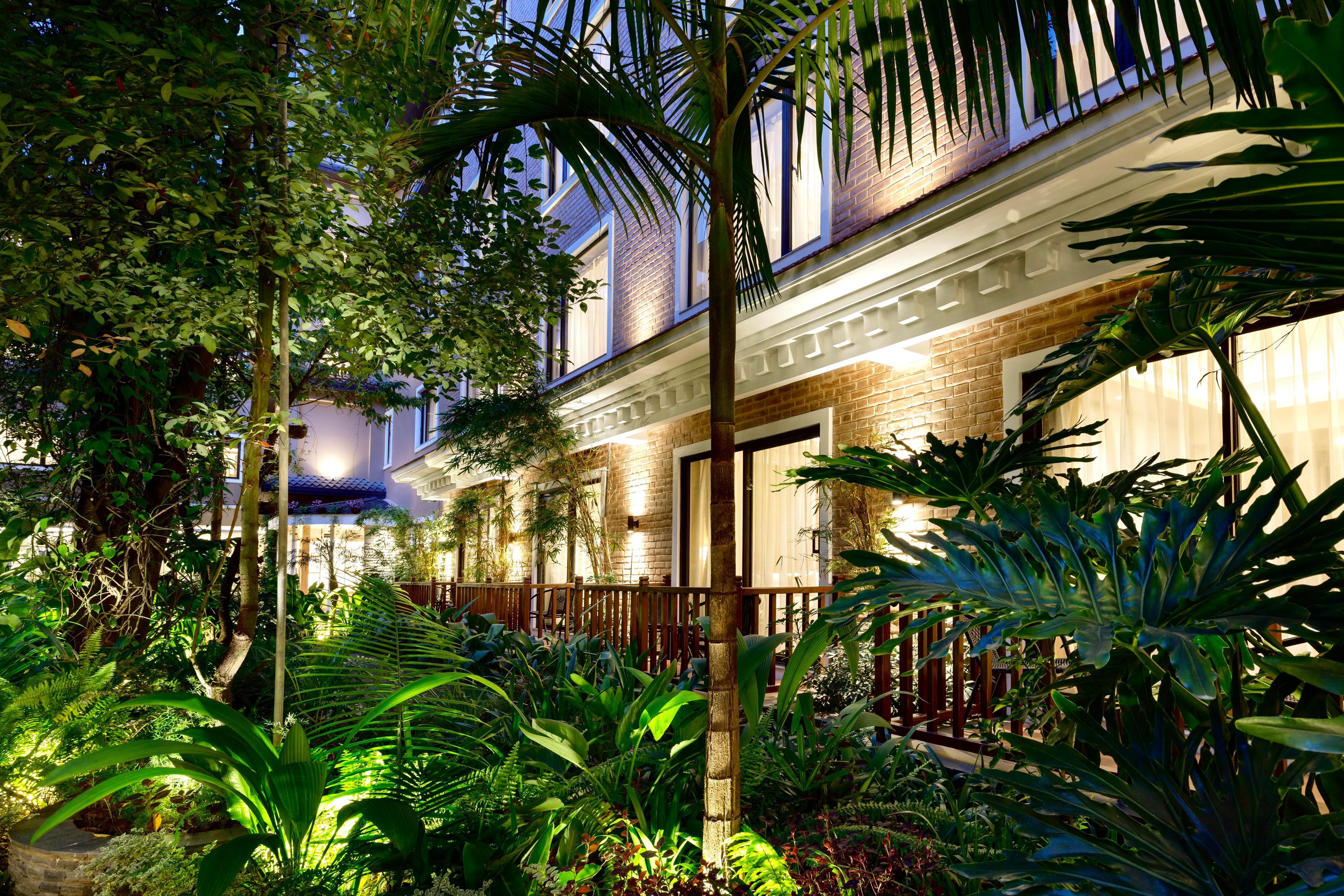 Hotel Thrive, A Tropical Courtyard