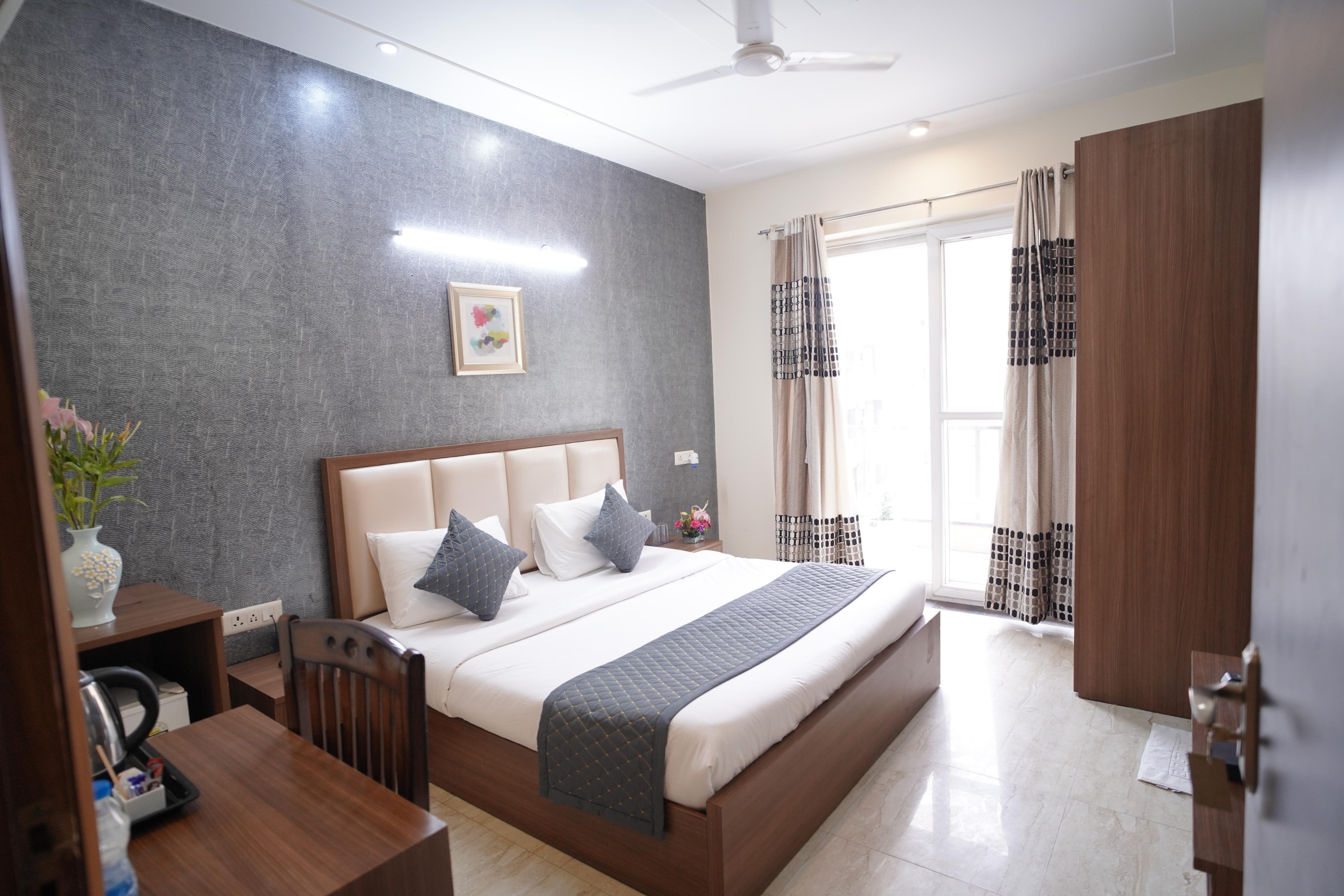 Hotel The Luxe 18 - Golf Course Road Room Type - Deluxe Room with Private Balcony Hotel The Luxe 18 - Golf Course Road Room Type - Deluxe Room with Private Balcony