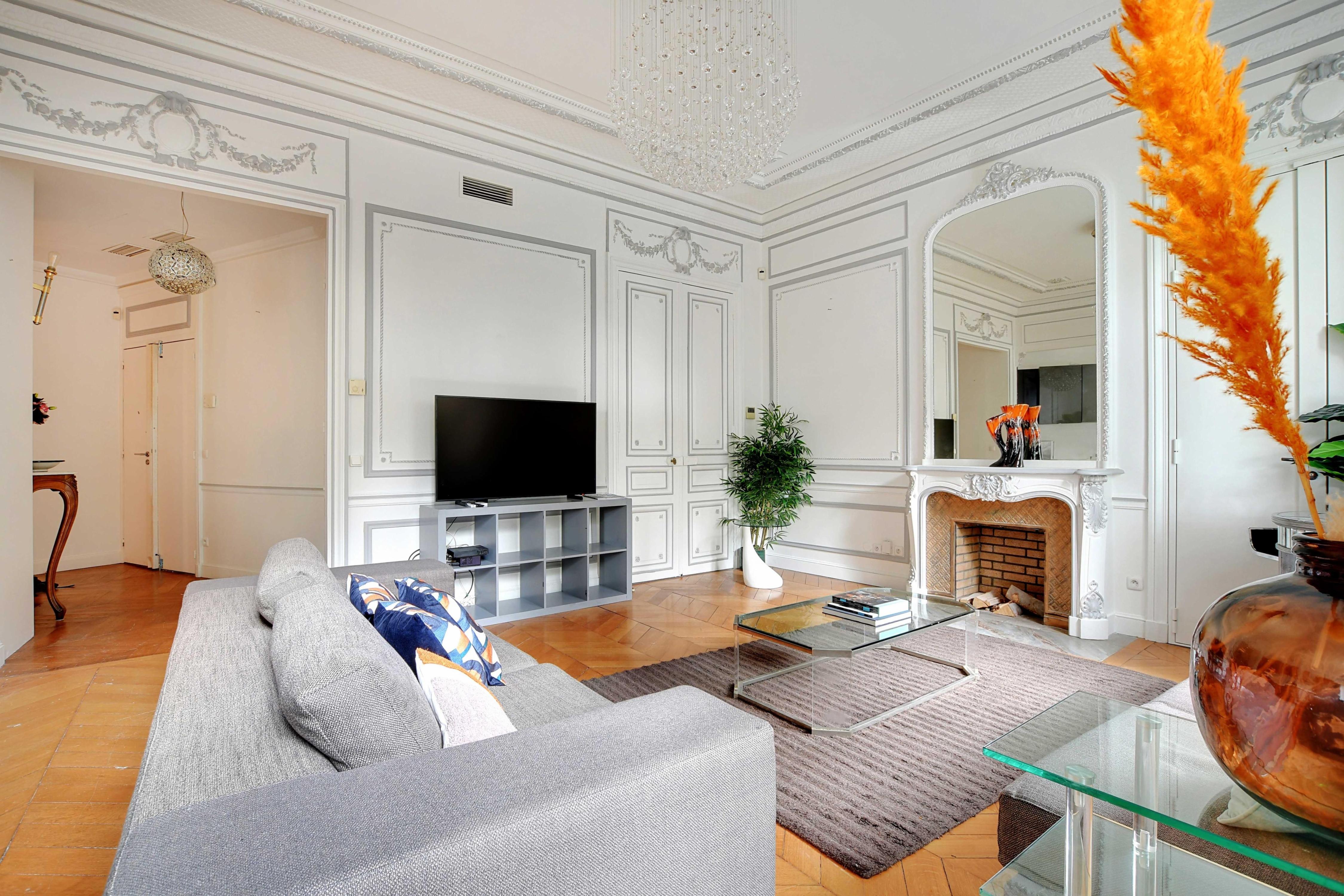 Magnificent Appt 2BD 4P Georges V Champs Elysees - Tap to explore photos