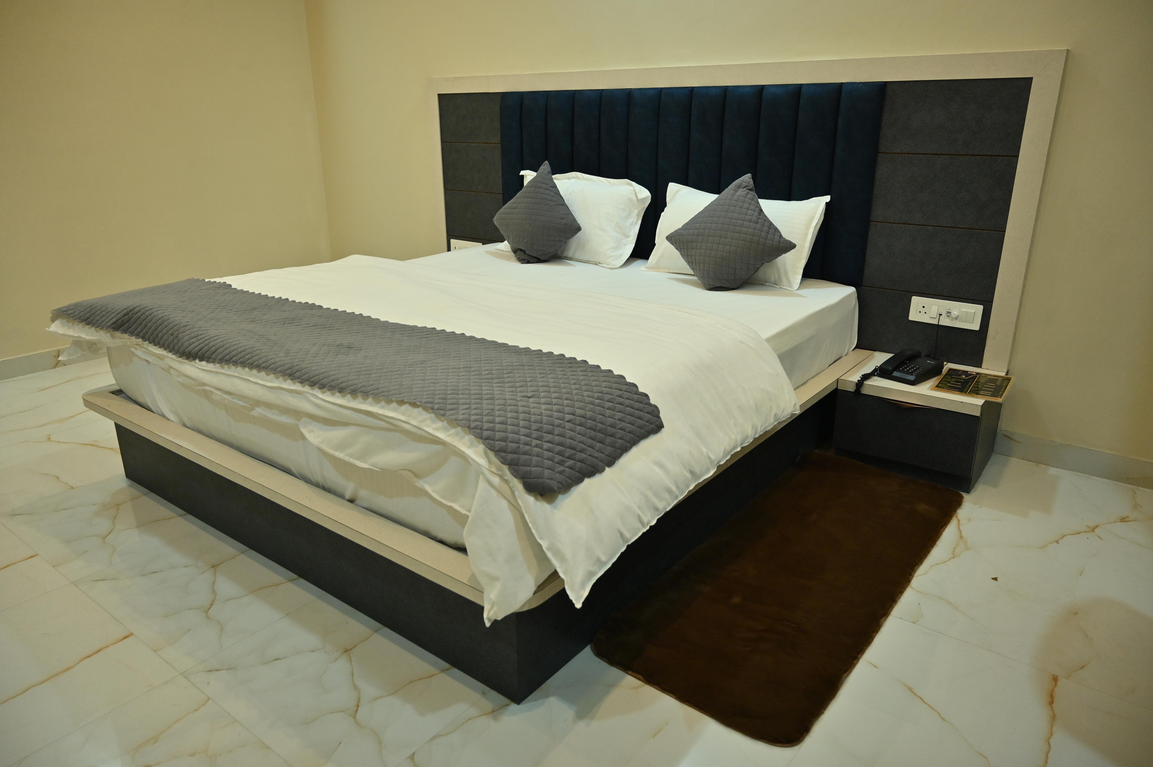 Hotel Dinanath - Tap to explore photos