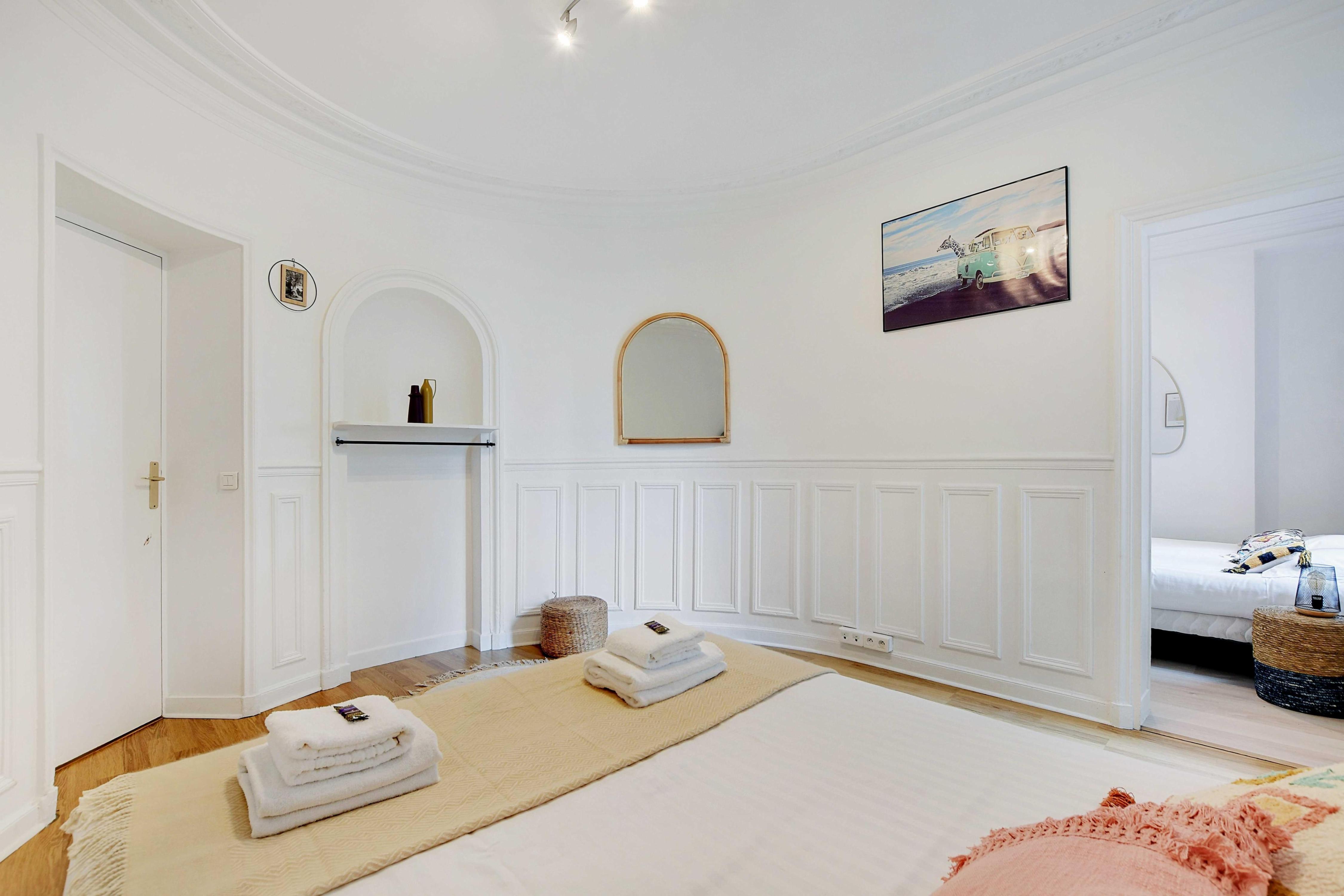 Chic Apartment -3BR/10P- Place de la Republique - Tap to explore photos