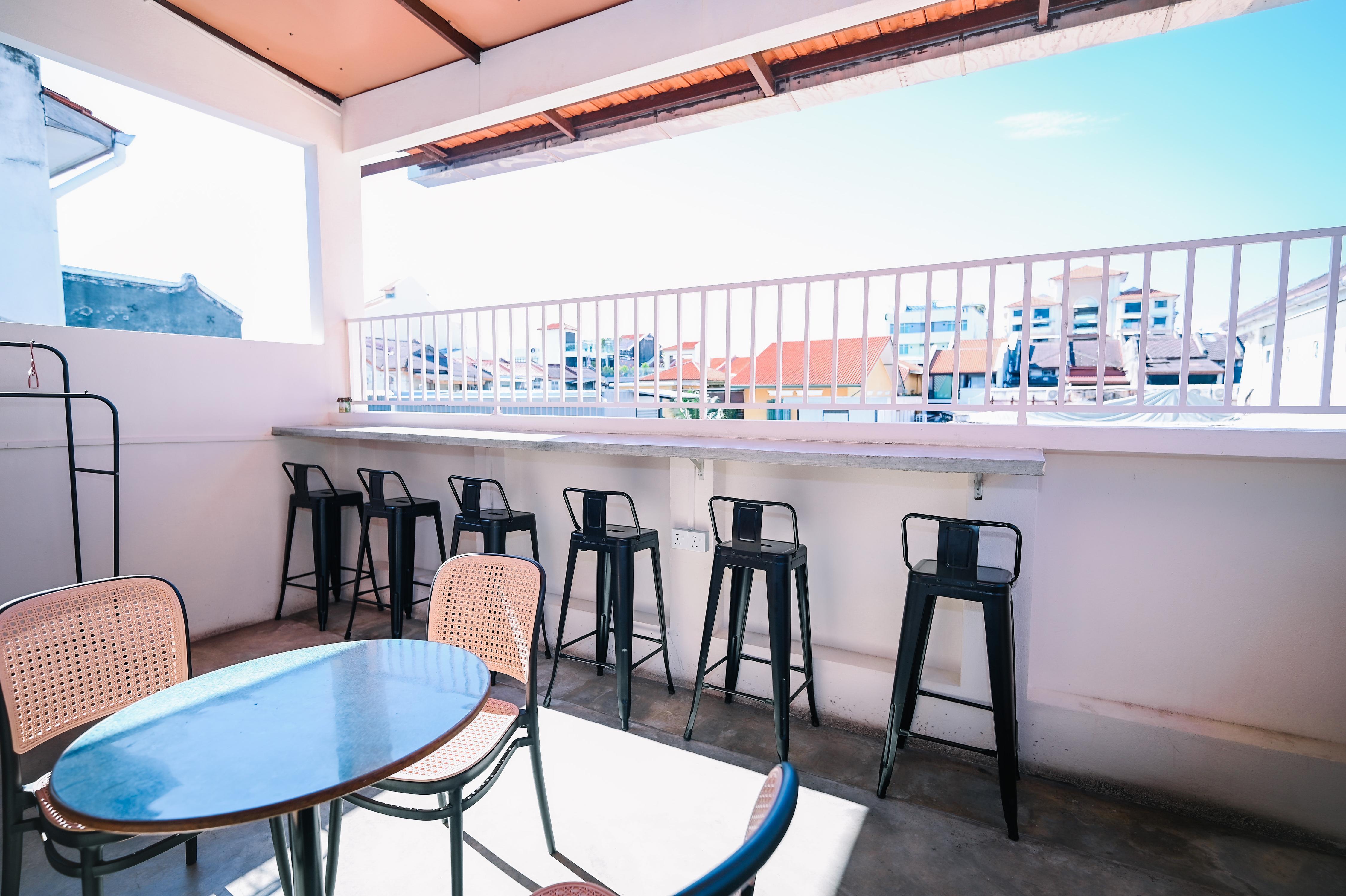 Swing & Pillows @ 75 Muntri