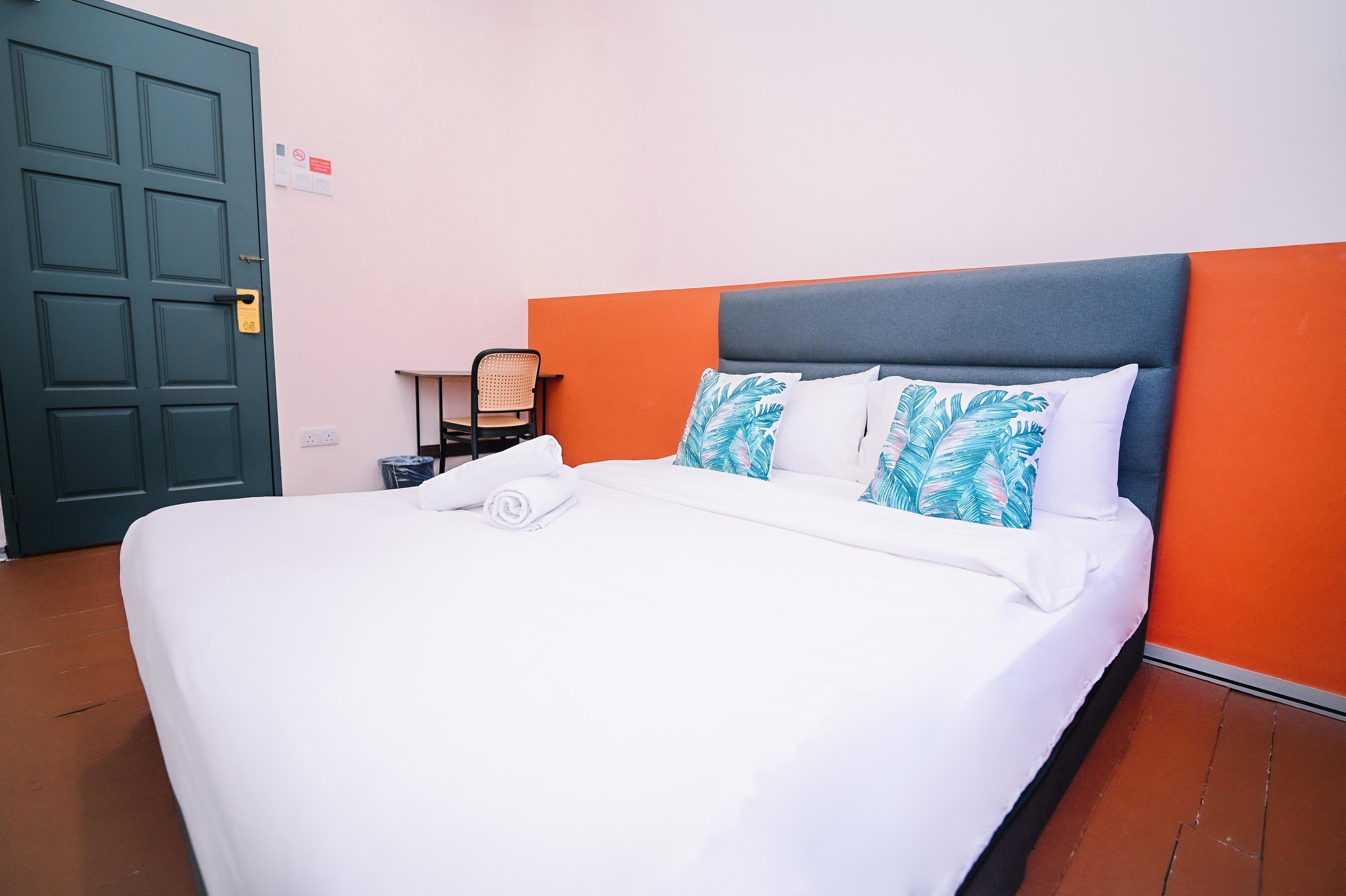 Swing & Pillows @ 75 Muntri Room Type - Queen Room with Shared Bathroom