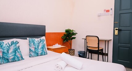 Swing & Pillows @ 75 Muntri Room Type - Standard Queen Room