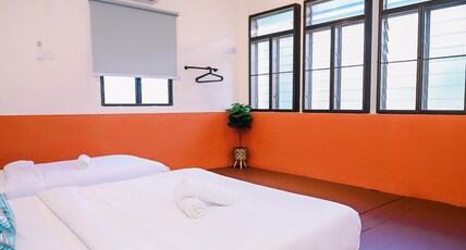 Swing & Pillows @ 75 Muntri Room Type - Triple Room with Shared Bathroom