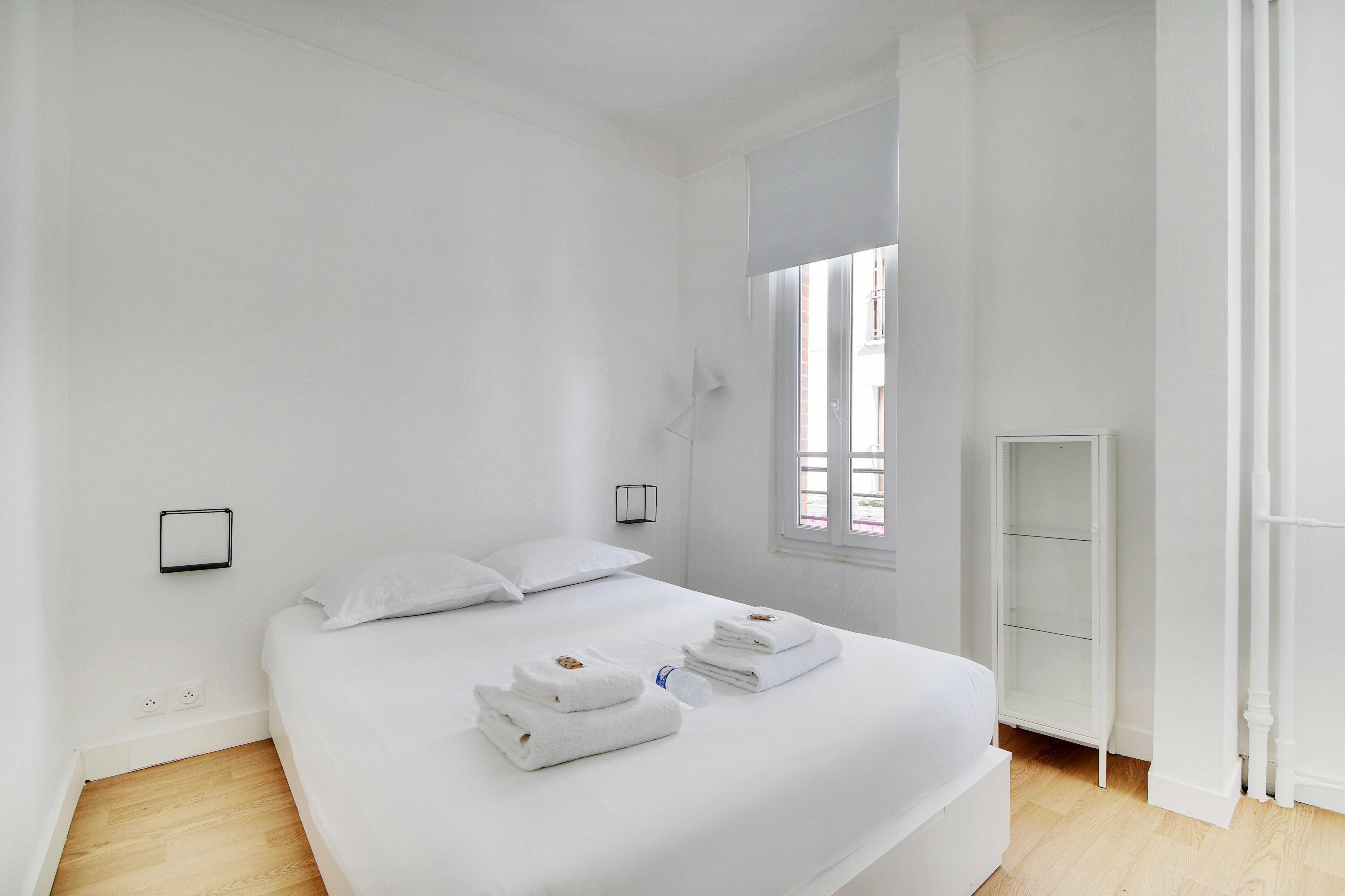 Comfortable Stay in Suresnes Near Paris - Tap to explore photos
