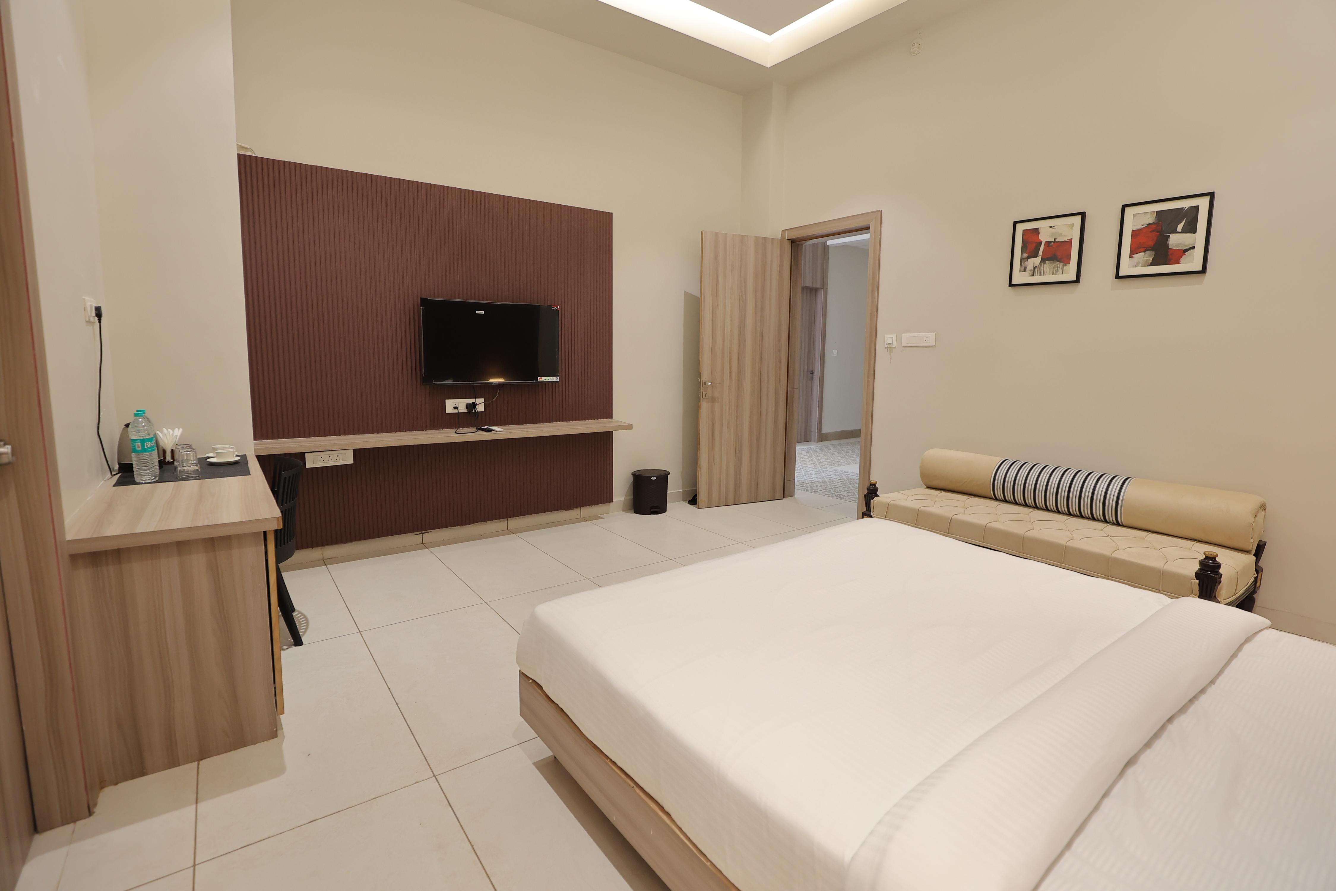 Vaishnav Hotel Room Type - Junior Suite With Bathtub