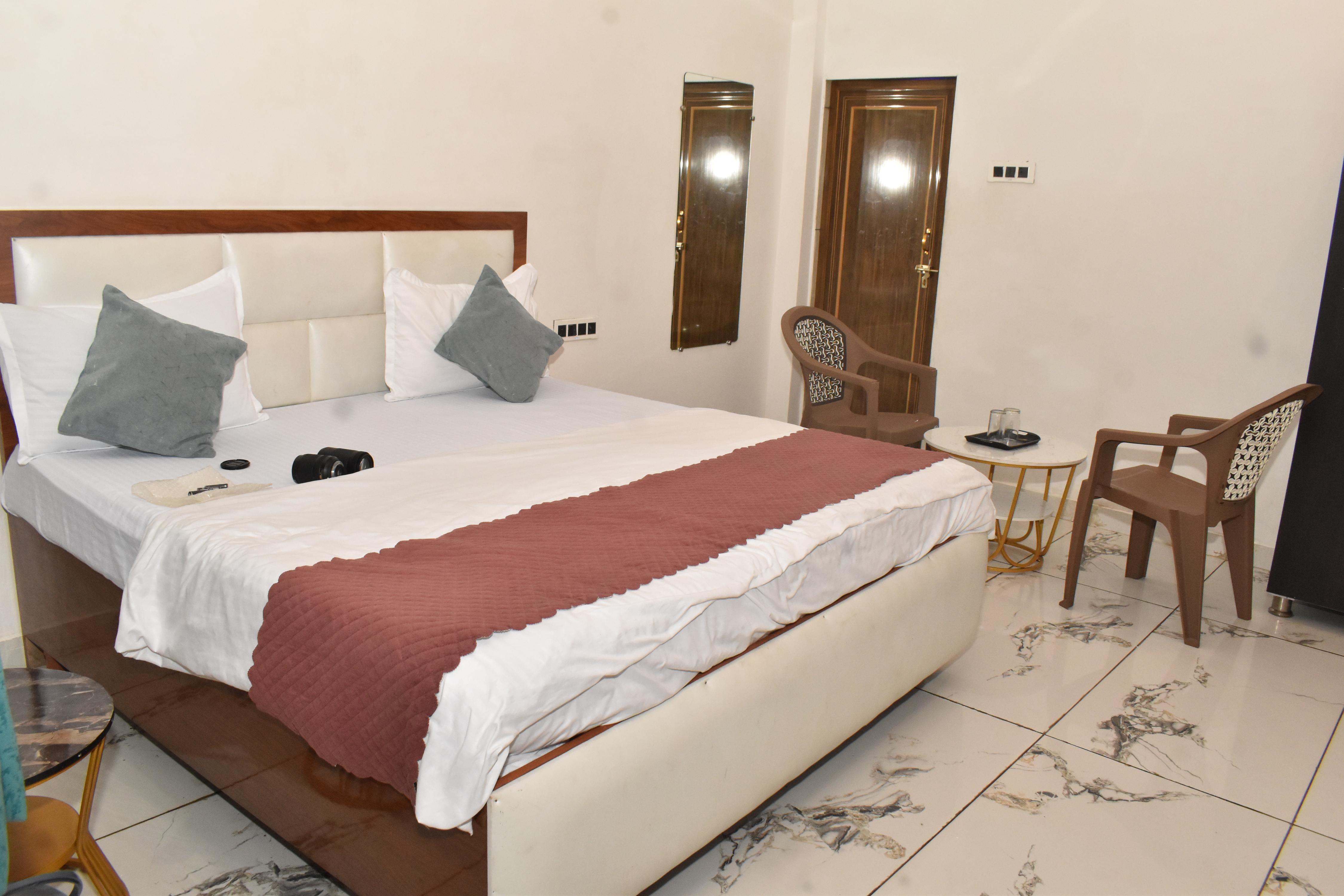 SHRI HARSHAN KRIPA GUEST HOUSE - Tap to explore photos