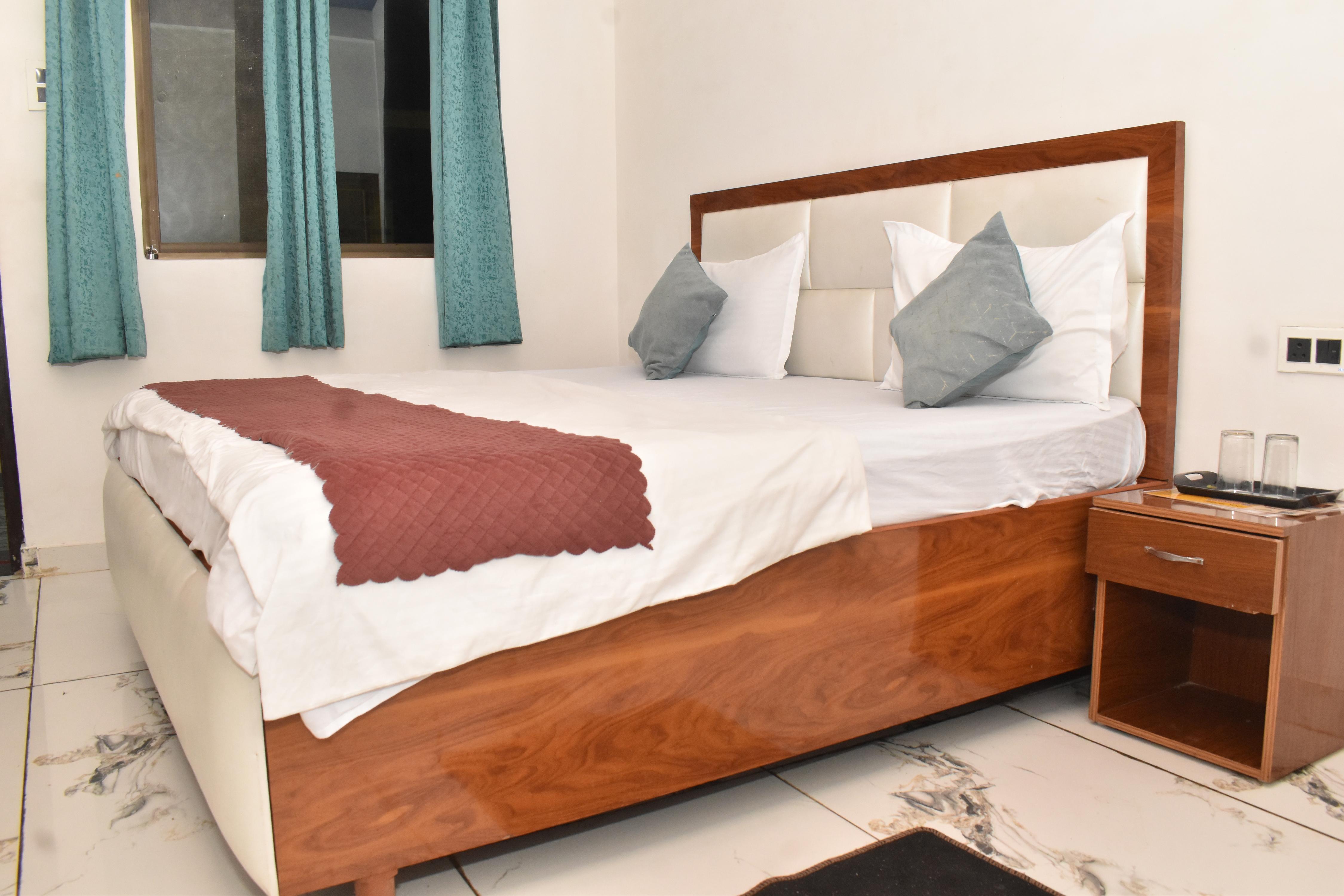 SHRI HARSHAN KRIPA GUEST HOUSE - Tap to explore photos