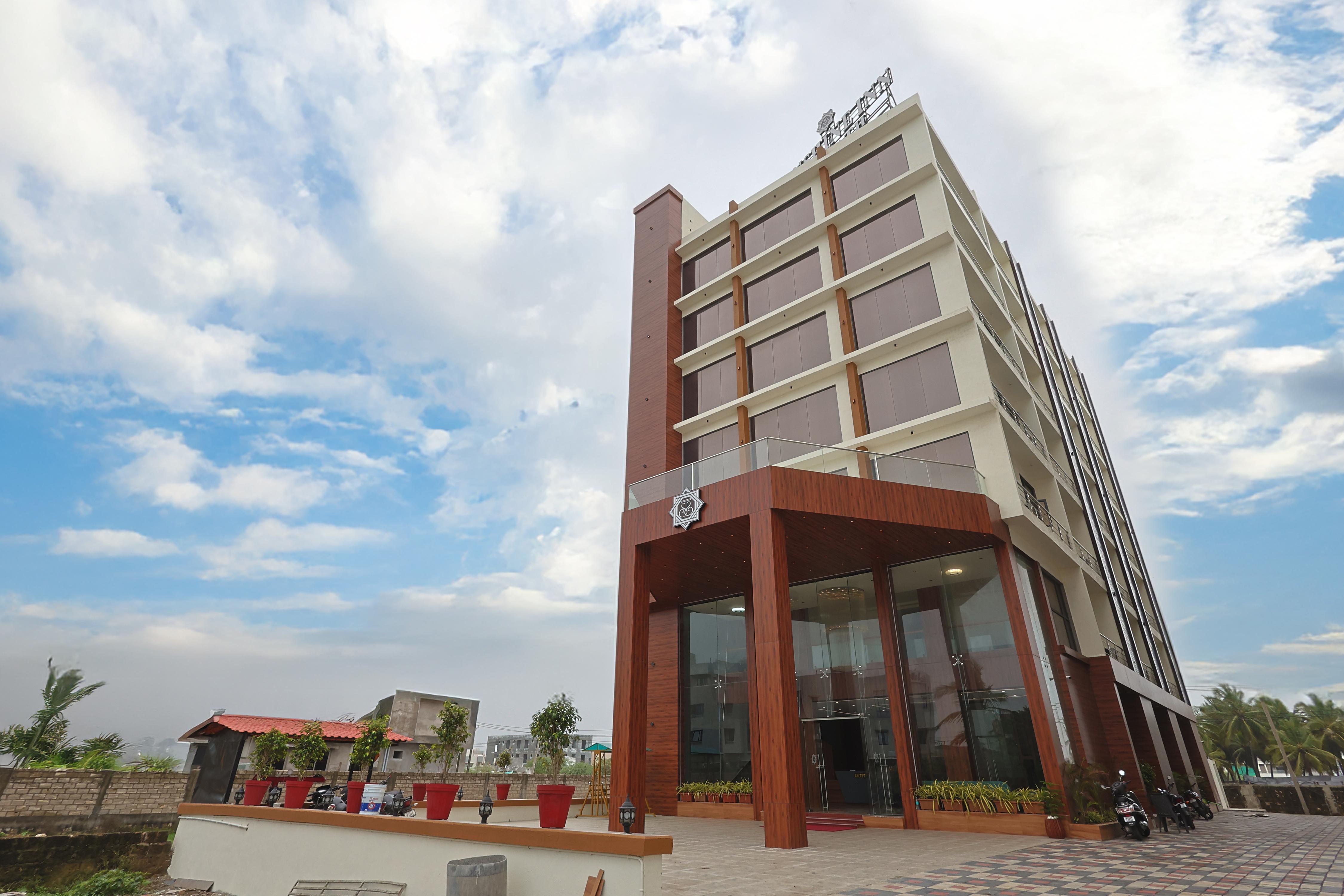 Hotel Sunshine Inn- 1.5 Kms from Temple