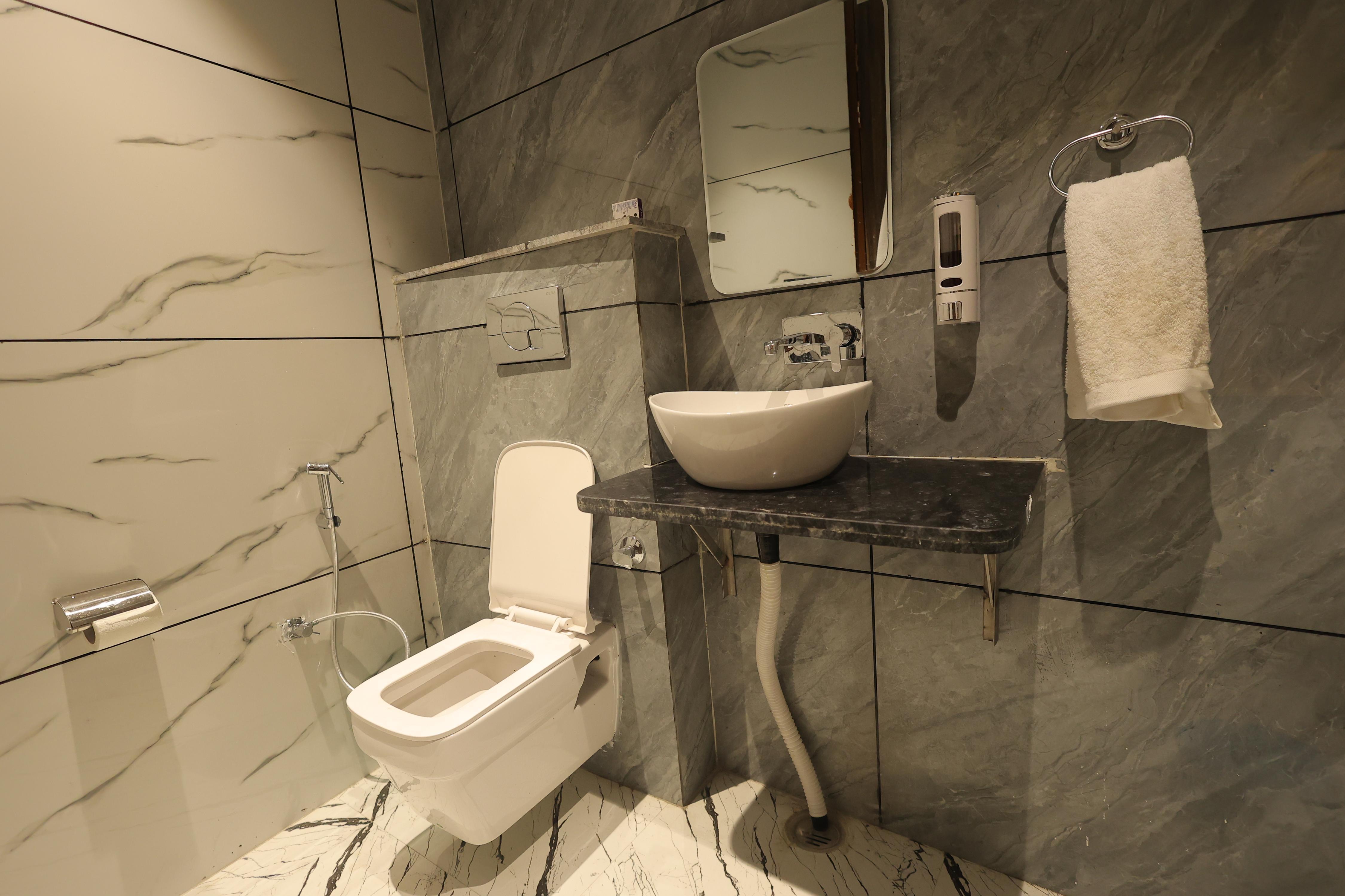 Hotel Aurum Stay - Tap to explore photos