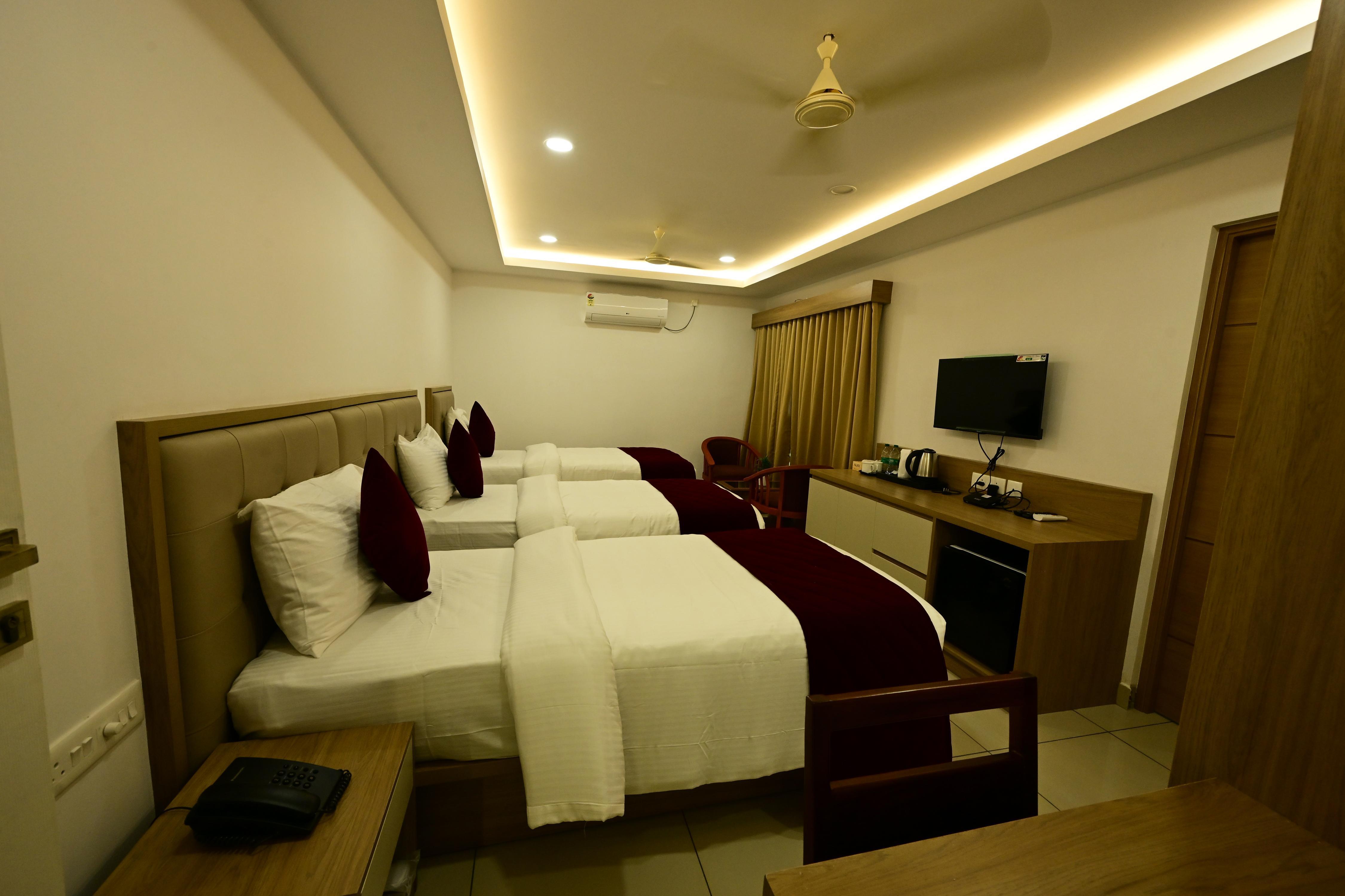 NORTH FORT REGENCY Room Type - Deluxe Room with 3 Single Beds