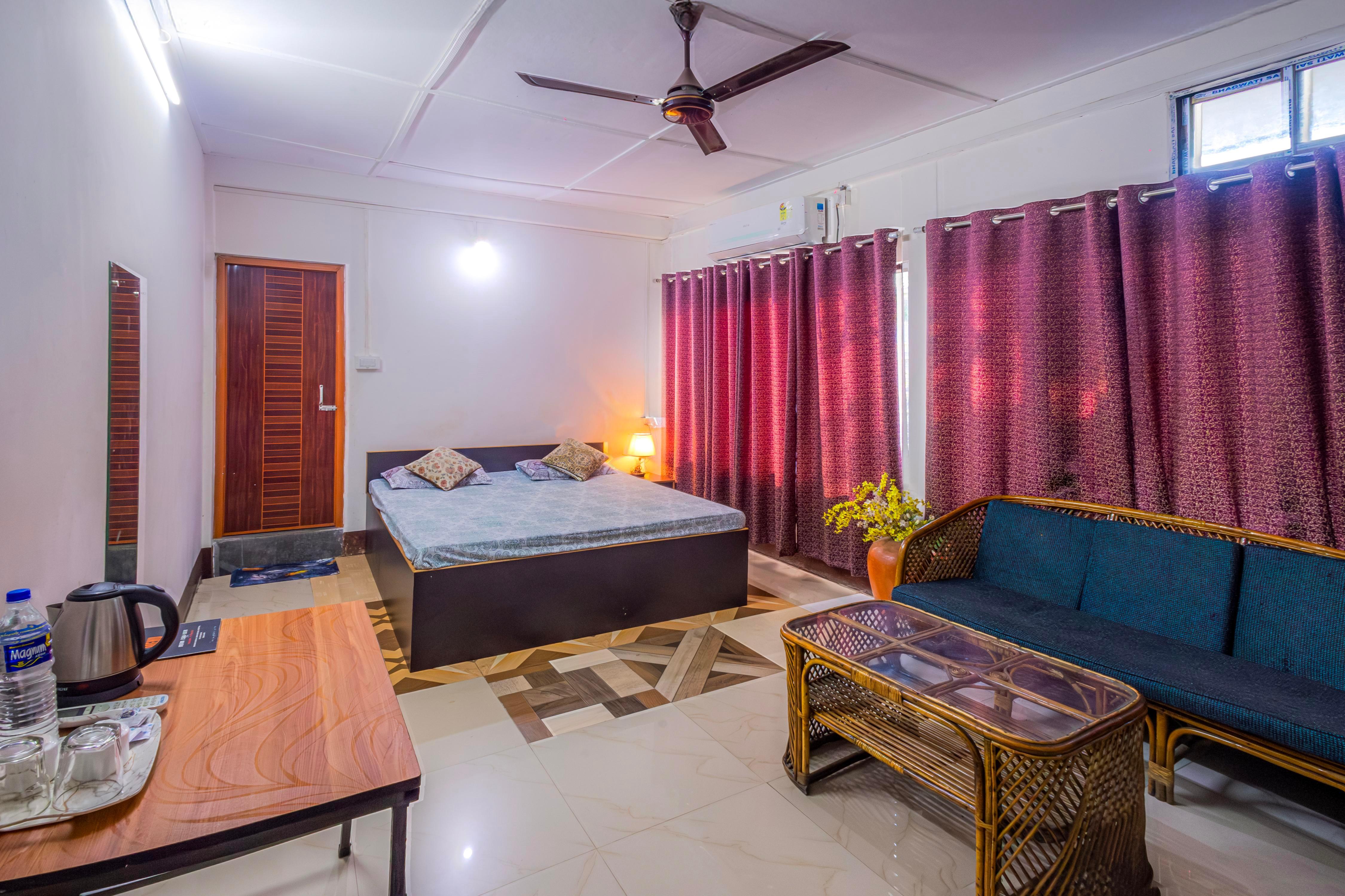 Bhaskar Homestay Room Type - Deluxe Double Room With Fullsize Windows 