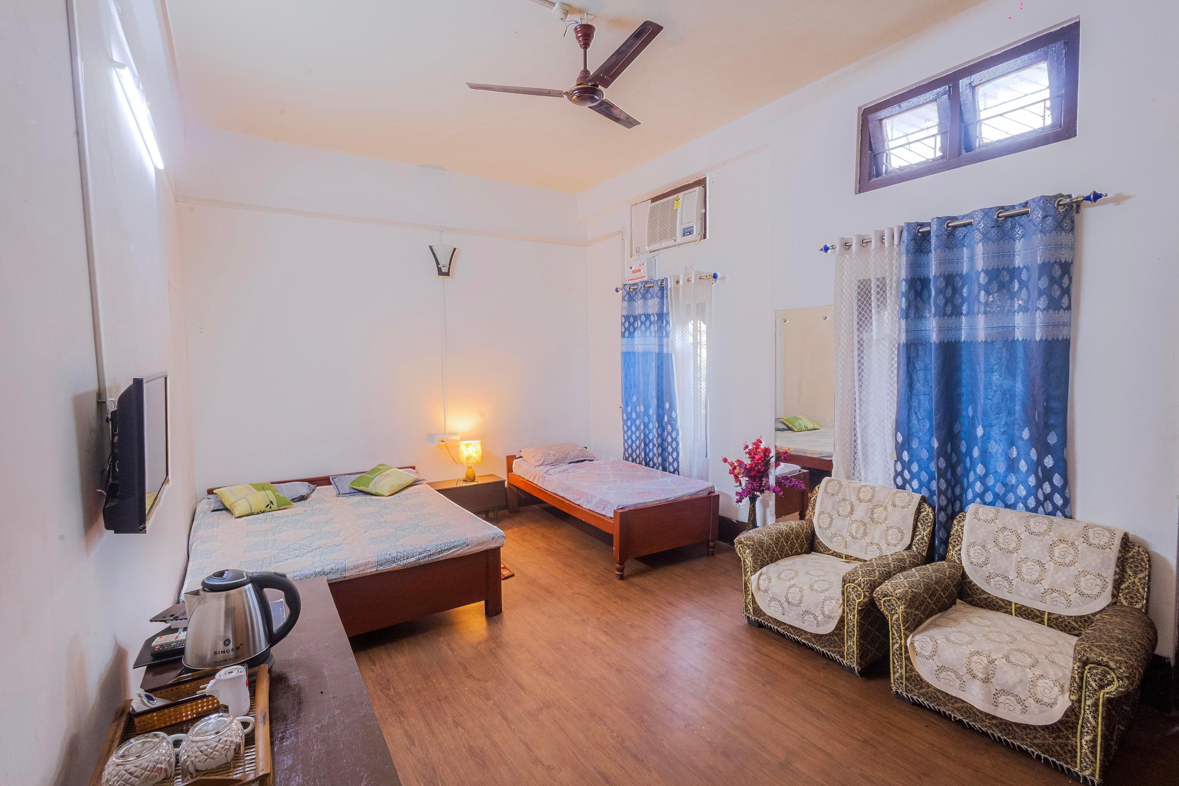 Bhaskar Homestay Room Type - Deluxe Triple Room With Balcony and AC