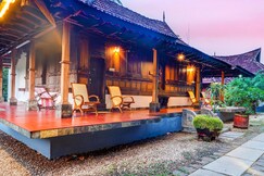 Charming Heritage Cottage by the Backwaters with Courtyard