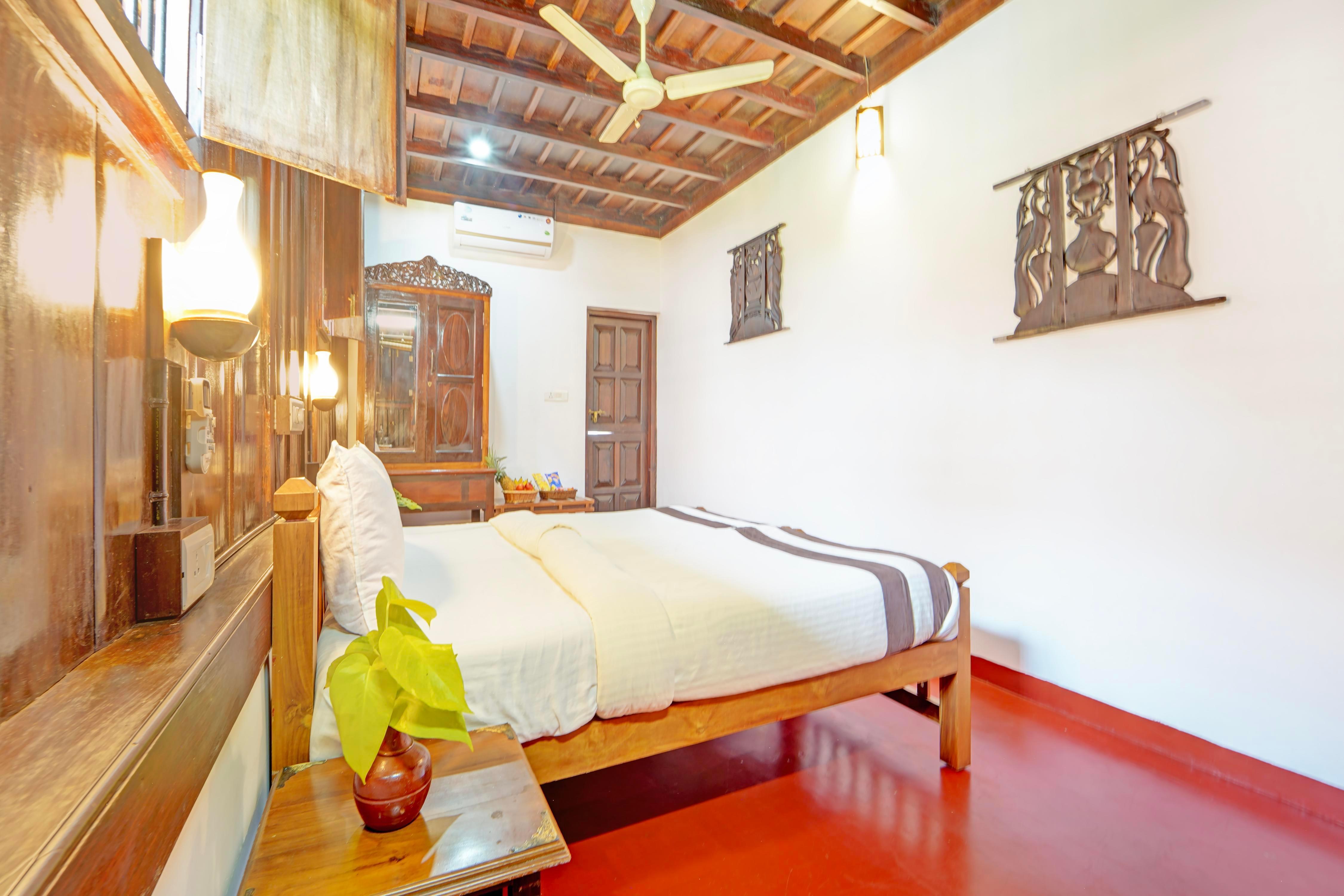 Charming Heritage Cottage by the Backwaters with Courtyard - Tap to explore photos