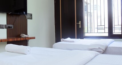 Radiant Blu Hotel - Anthurium & Sector 70 Room Type - Deluxe Twin Bed With Balcony Room