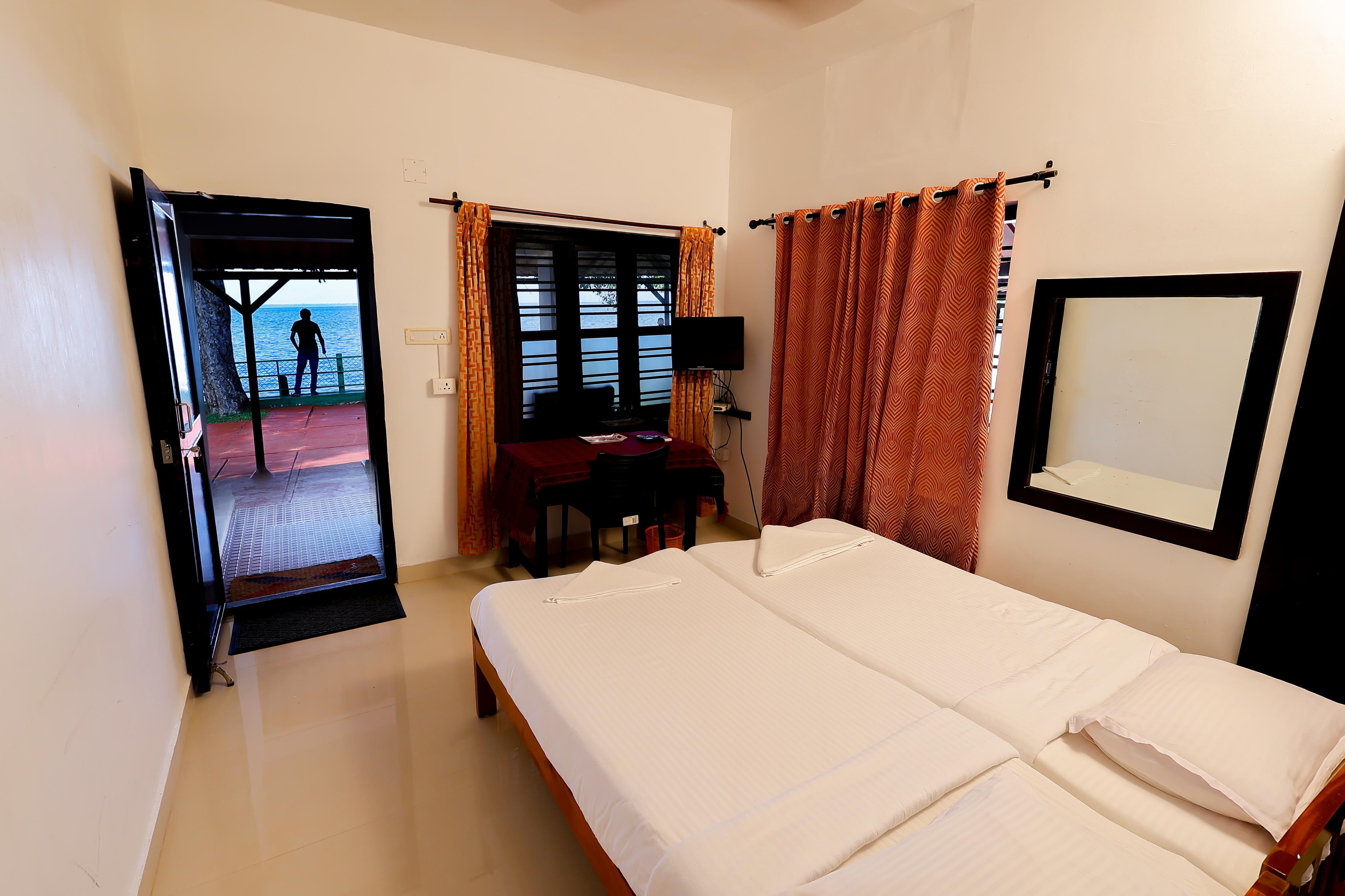 ILLIKKALAM LAKESIDE COTTAGES Kumarakom Kerala - Tap to explore photos