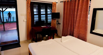 ILLIKKALAM LAKESIDE COTTAGES Kumarakom Kerala Room Type - Lake Facing Sunset View AC Cottage For 2 Persons ILLIKKALAM LAKESIDE COTTAGES Kumarakom Kerala Room Type - Lake Facing Sunset View AC Cottage For 2 Persons
