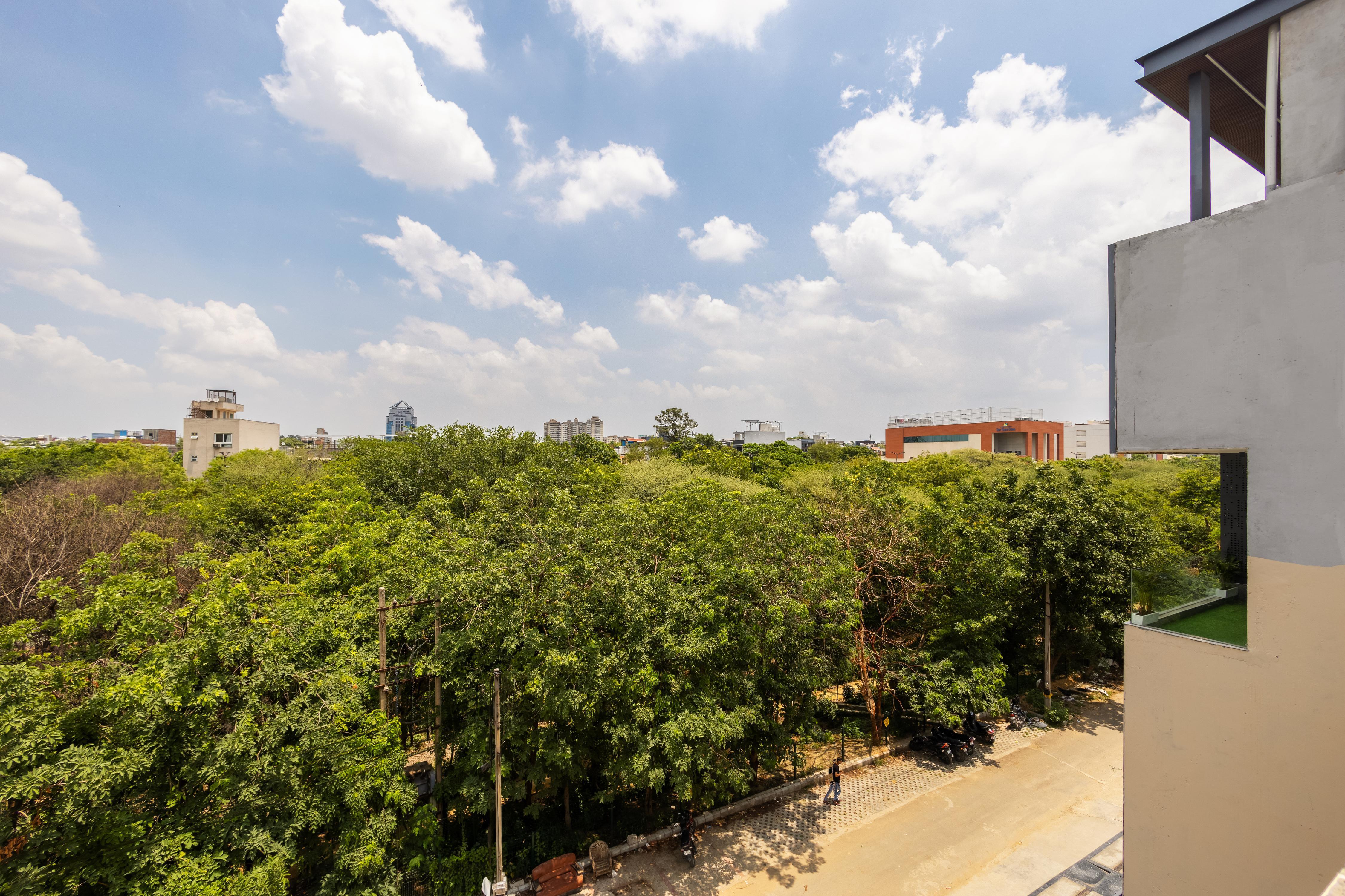 Limewood Stay Premier - Golf Course Road, Sector 42 - Tap to explore photos