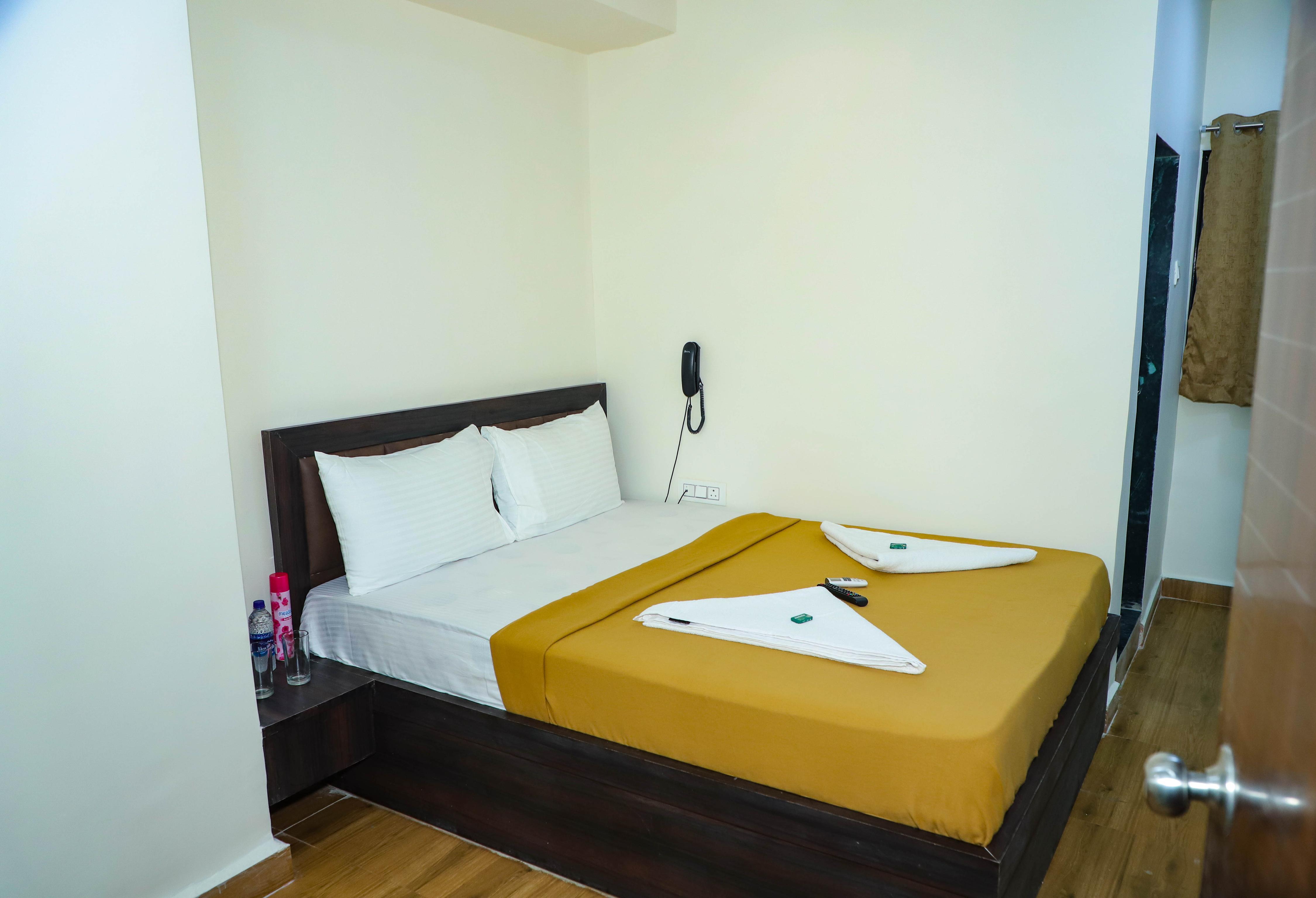 Hotel Center Point Lodging - Tap to explore photos