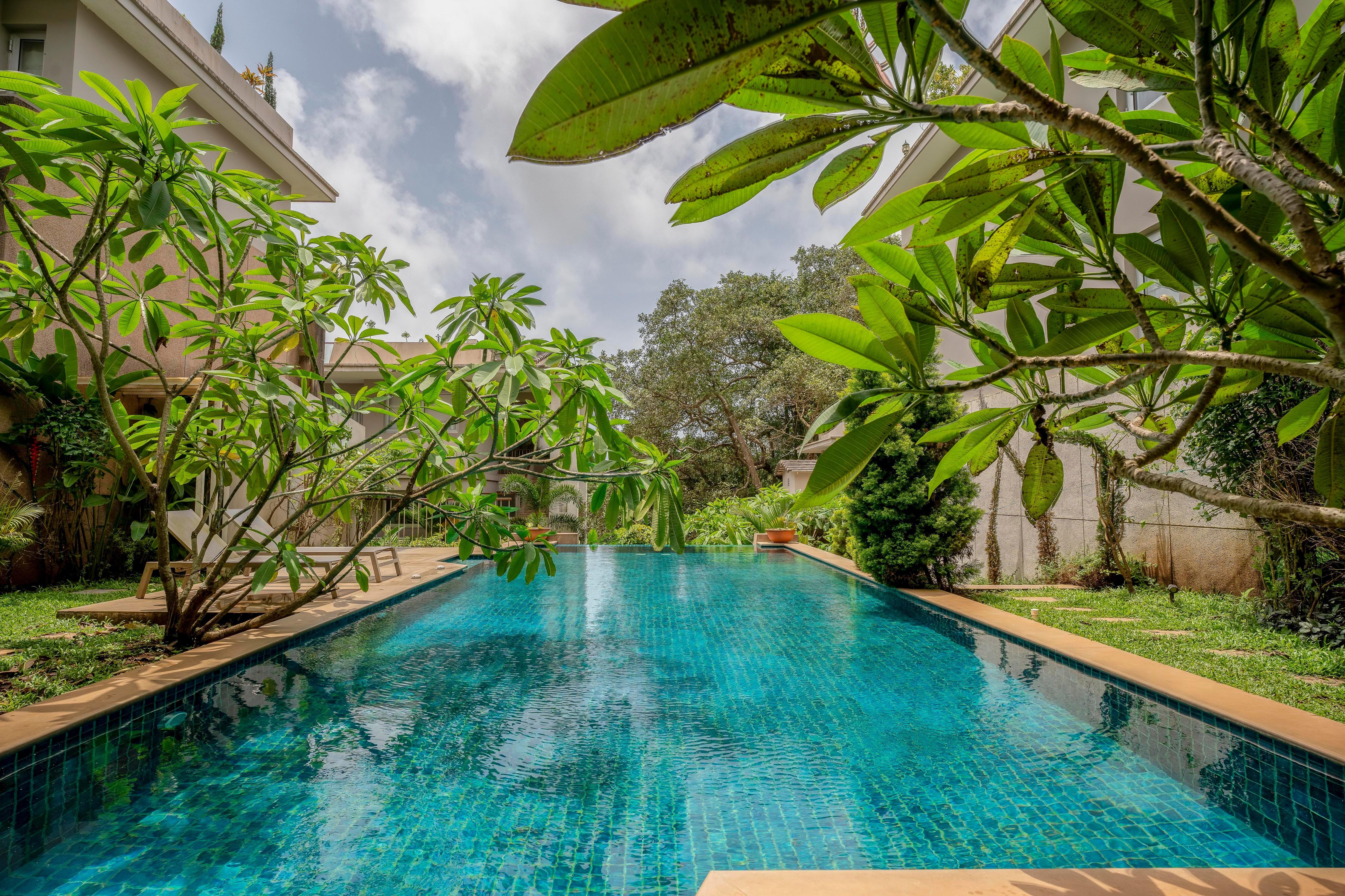 Sereno Santorini 2bhk Greek vibes w/ pvt jacuzzi near Candolim