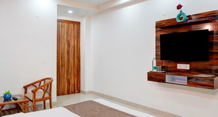 Golden Place 2 Near Medanta Room Type - Deluxe Double Room with Balcony + Mini Bar Golden Place 2 Near Medanta Room Type - Deluxe Double Room with Balcony + Mini Bar