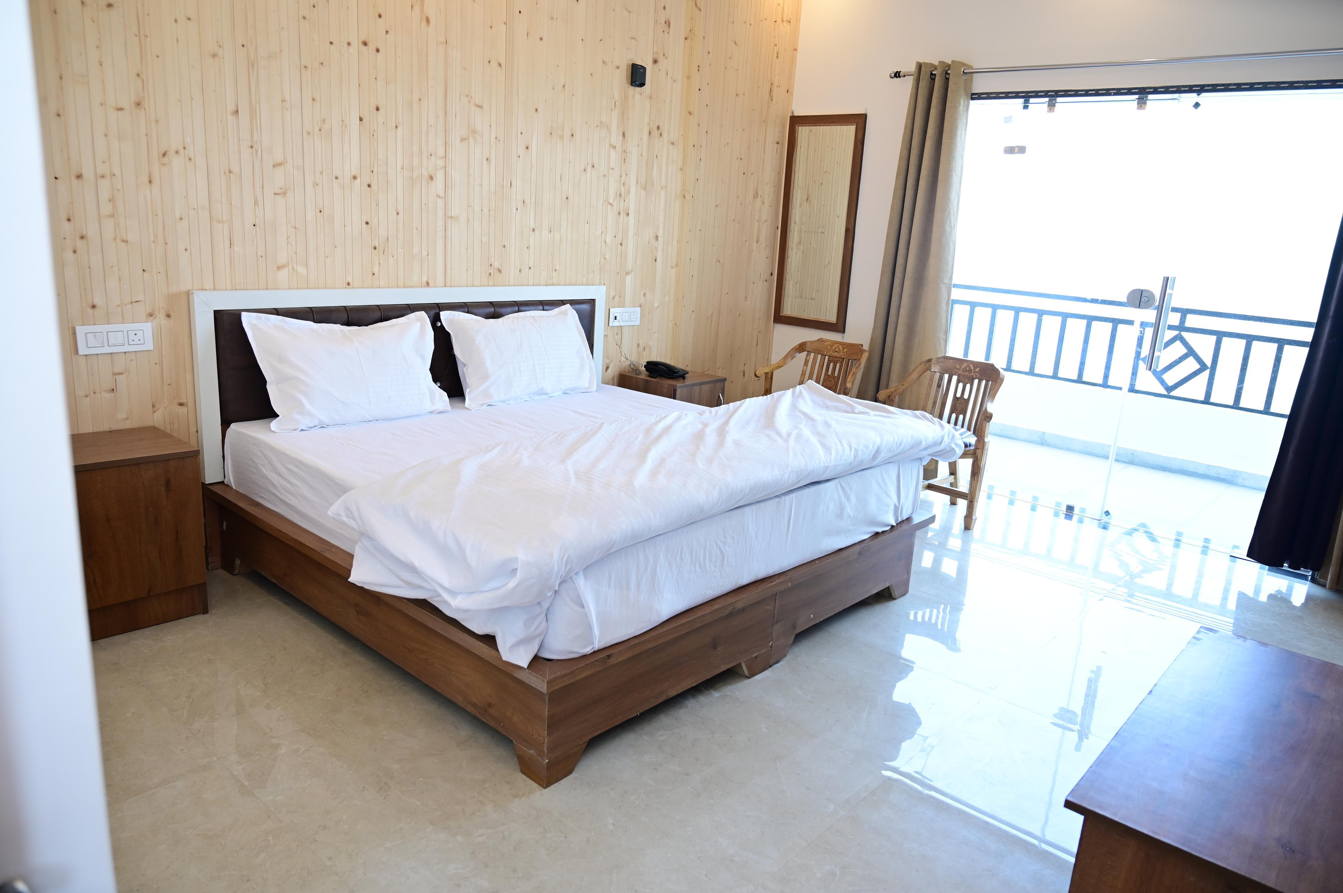 Kasturi Resort: kanatal - Tap to explore photos